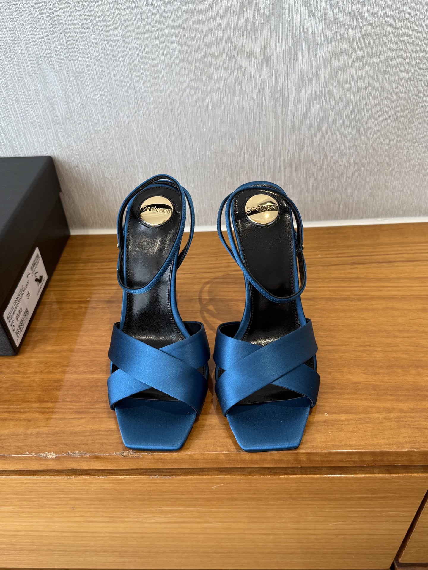 NO:404580,Top quality saint laurent ss25 new arrival~ Saint Laurent YSL spring and summer series new products/weed sandals beautiful, exquisite and elegant sexy beauty YSL looks super good on her feet. ysl is also the must-have item for summer matching with fashionable women the most!  Customized silk satin upper fabric, lining sheepskin lining/foot pads, imported Italian leather outsole Heel height: 10.5cm Size: 35-39 (40 41 custom made without return), high heels, saint laurent, saint laurent, saint laurent, saint laurent, sandals, high heels, sheepskin, real silk, silk fabric, Leather soles19860909顶级品质 saint laurent ss25 new arrival～ 圣罗兰YSL春夏系列新品/坡跟凉鞋 绝美 精致 优雅 性感尤物YSL上脚超好看哦 ysl还是最懂女人时髦精夏日搭配必备单品！ 鞋面定制真丝绸缎材质面料 里衬羊皮内里/垫脚 鞋底意大利进口真皮大底 跟高:10.5cm Size: 35-39 (40 41订做不退换）,高跟鞋凉鞋,saint laurent,saint laurent,saint laurent,sandals,high heels,sheepskin,real silk,silk fabric,Leather soles,Women's Shoes