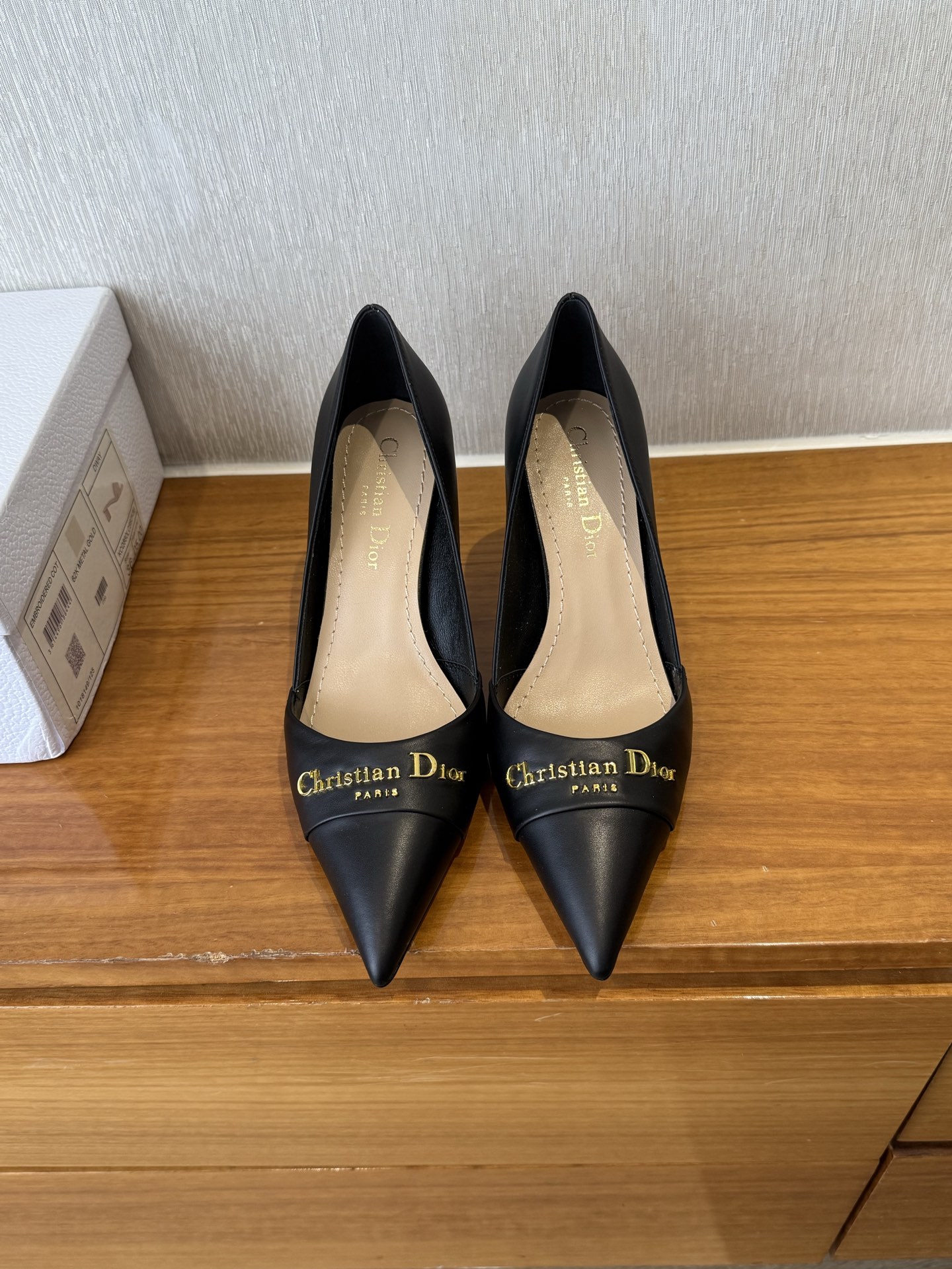 NO:404540,Top quality Dior ss25 new arrival~ Dior spring and summer new pointed high heels, a model work of Dior's exposed series high heels!  Exquisite, every pair of Buddhas is a work of art, integrating nobility and elegance. Upper satin/calf leather + sheepskin lining. Original mold opening 1:1 customized 24K hardware. Heel height 8cm. It is easy to wear. Sole; Italian imported leather sole size 35-39 (40 41 custom made without return or exchange), high heels, dior, dior, high heels, cowhide, sheepskin, silk fabric, Leather soles19860909顶级品质 Dior ss25 new arrival～ 迪奥春夏新款尖头高跟鞋 露跟系列高跟鞋Dior典范之作！精致绝伦, 每一双放佛都是艺术品,集高贵优雅于一体 鞋面绸缎/小牛皮+羊皮里衬 原版开模1:1定制24K五金 跟高8cm 好穿舒适～ 鞋底；意大利进口真皮大底 size 35-39 (40 41订做不退换）,高跟鞋单鞋,dior,dior,high heels,cowhide,sheepskin,silk fabric,Leather soles,Women's Shoes