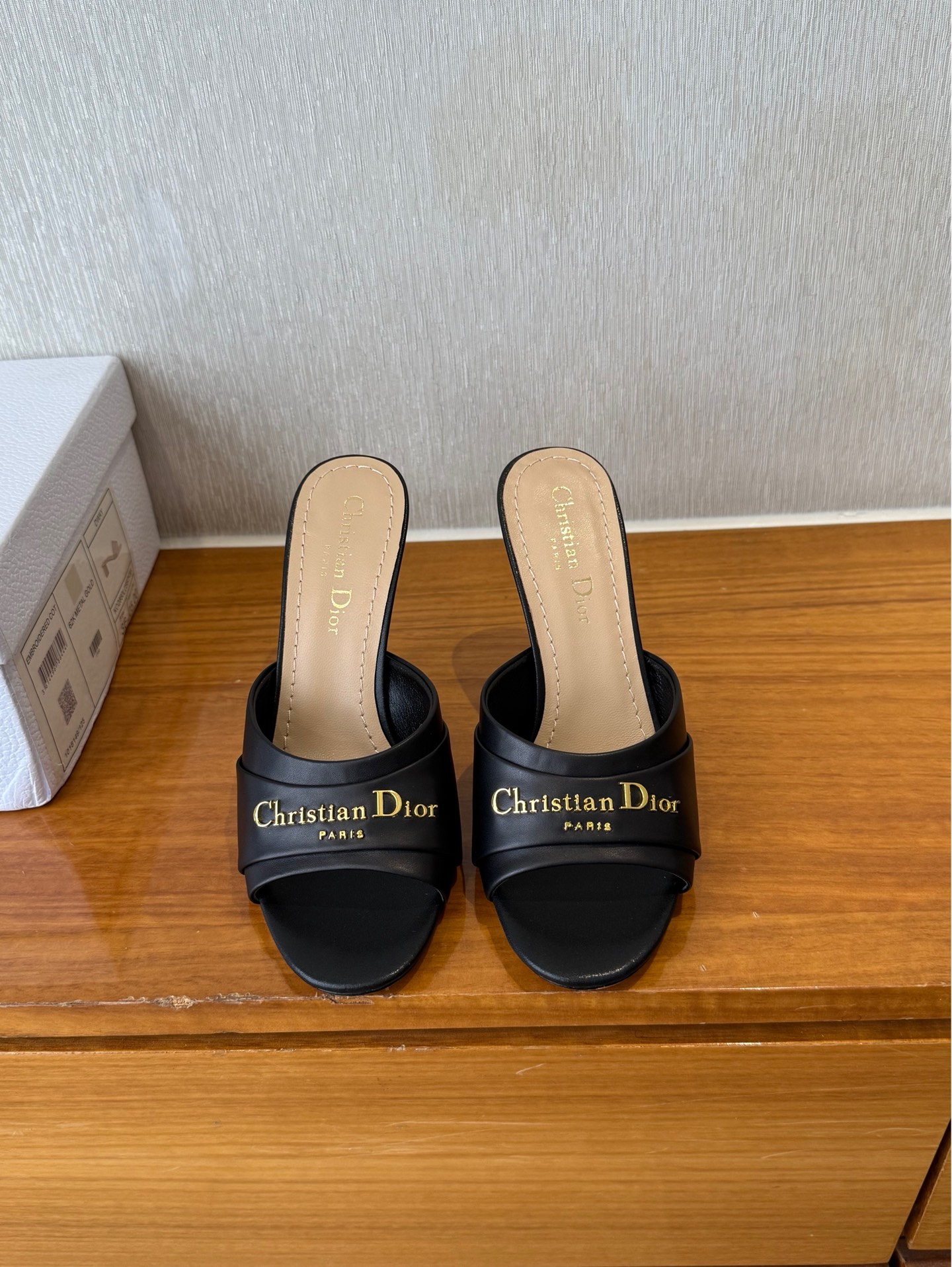 NO:404541,Top quality dior fw25 new arrival~ Dior spring and summer new fish-mouth high-heeled slippers combine sexy and erect feet, irresistible elegant temperament. Heel-exposed series high-heeled shoes Dior model work!  Extremely exquisite, every pair of Buddhas is a work of art, integrating nobility and elegance. Upper satin/calf leather + sheepskin lining. Original mold opening 1:1 customized 24K hardware. Heel height 10cm. It is easy to wear. Sole; Italian imported leather sole size 35-39 (40 41 custom made without return or exchange), high heels, dior, dior, high heels, slippers, cowhide, sheepskin, silk fabric, Leather soles19860909顶级品质 dior fw25 new arrival～ 迪奥春夏新款鱼嘴高跟拖鞋 兼具性感与脚翘,无法抗拒的优雅气质 露跟系列高跟鞋Dior典范之作！精致绝伦, 每一双放佛都是艺术品,集高贵优雅于一体 鞋面绸缎/小牛皮+羊皮里衬 原版开模1:1定制24K五金 跟高10cm 好穿舒适～ 鞋底；意大利进口真皮大底 size 35-39 (40 41订做不退换）,高跟鞋拖鞋,dior,dior,high heels,slippers,cowhide,sheepskin,silk fabric,Leather soles,Women's Shoes