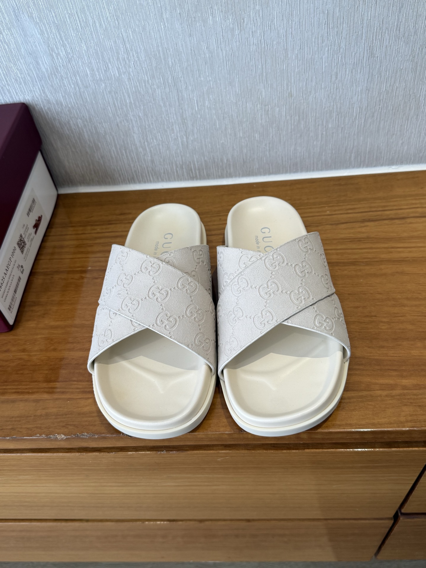 NO:404559,Top quality gucci ss25 new arrival~ G home presbyterian slippers are classic and beautiful, easily integrated into daily outfits!  Simple and easy to wear, must-have items for summer Top 35-41, slippers, gucci, gucci, slippers19860909顶级品质 gucci ss25 new arrival～ G家老花拖鞋经典好看,轻松融入日常的穿搭！ 简约好穿,夏日必备单品 顶级35-41,拖鞋,gucci,gucci,slippers,Women's Shoes