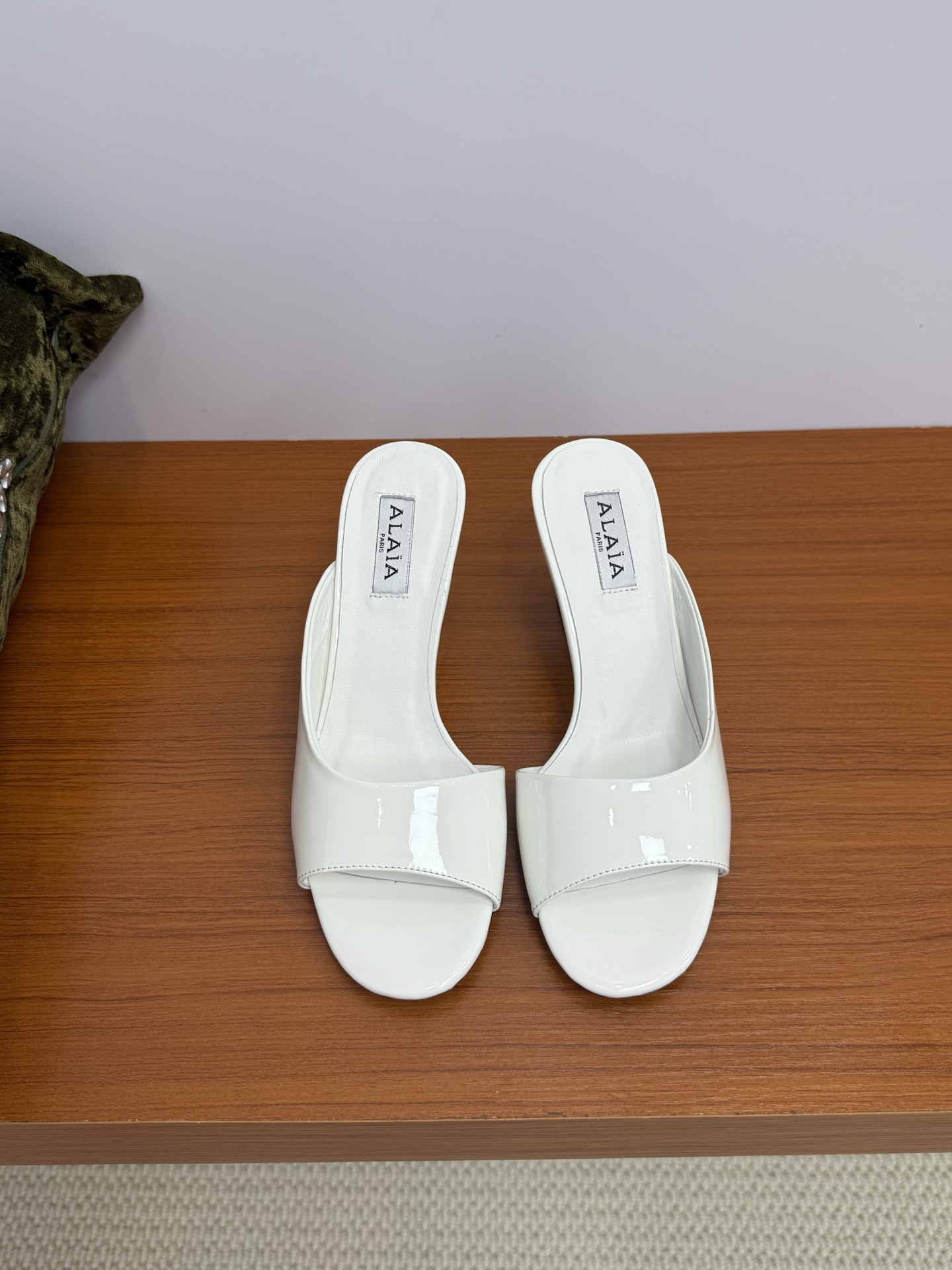 NO:413992,Top quality Alaia fw25 new arrival~ Alaia 2025 spring and summer new wedge sandals. It looks super beautiful and retro, beautiful and sexy~ Freeze-up modern style~ A must-have item for fashionable summer outfits!  Upper calf patent leather sheeplinneli Italian leather outsole size 35-40, high heels slippers, alaia, high heels, slippers, Leather soles19860909顶级品质 Alaia fw25 new arrival～ 阿莱亚2025春夏新款坡跟凉拖鞋 上脚超级好看精致复古,绝美且性感～ 定格摩登之型～时髦精夏日穿搭必备单品！ 鞋面小牛漆皮 羊里内里 意大利真皮大底 size 35-40,高跟鞋拖鞋,alaia,high heels,slippers,Leather soles,Women's Shoes