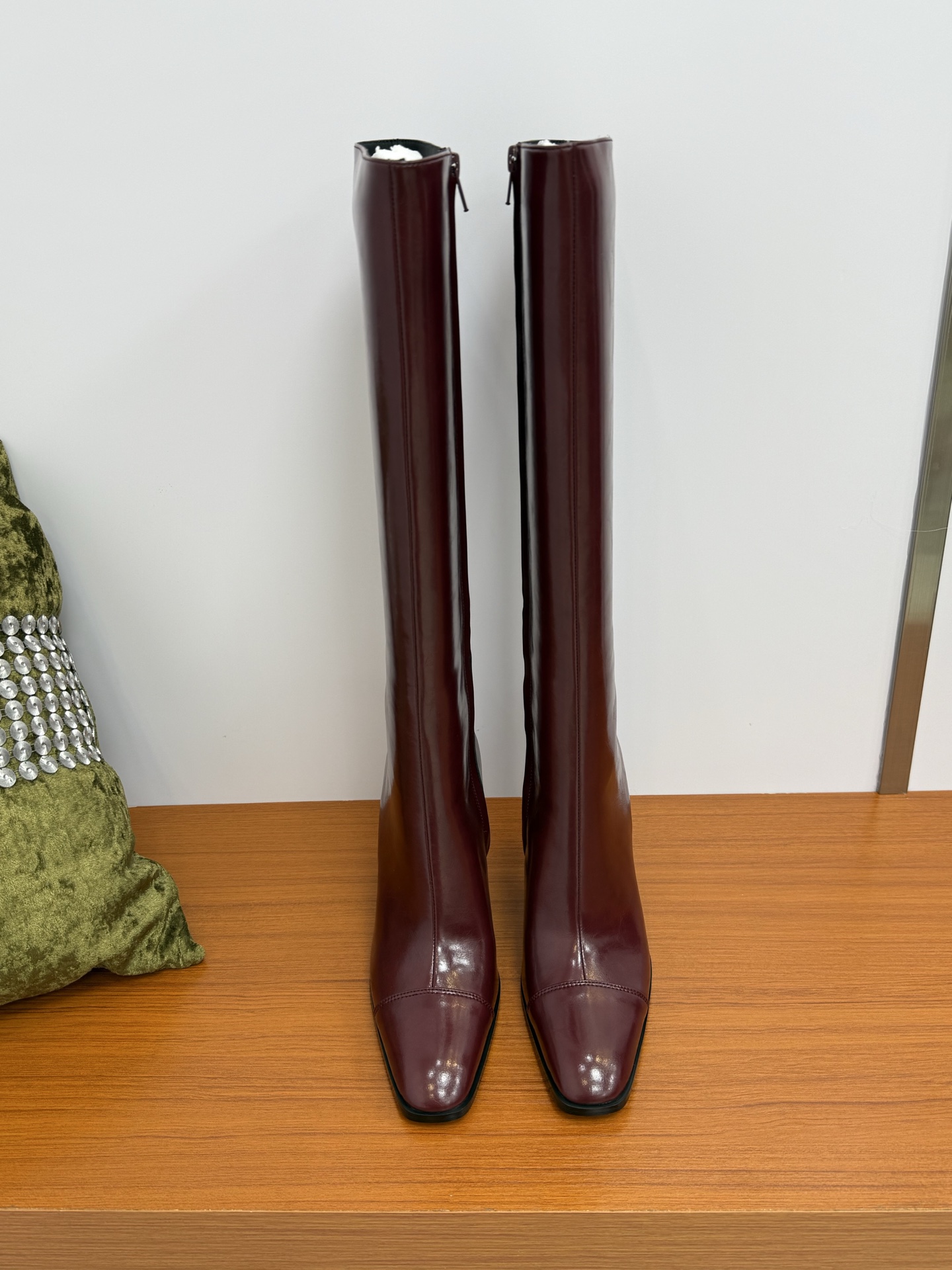 NO:413956,Top quality saintlaurent fw25 new arrival~ YSL Saint Laurent 2025 autumn and winter new side zipper high heel boots Temperament full leather version Small round toe Thick flat square heel side zipper design Simple and easy to wear~ Extended legs ~ You can see that the side of our boots are curved according to the human leg shape, the feet are very delicate and beautiful. Imported upper oil wax cowhide sheepskin lining Italy imported leather outsole Heel height 10.5cm Size: 35-39 (40 custom made without return and exchange), boots, saint laurent, saint laurent, saint laurent, saint laurent, boots, cowhide, sheepskin, Leather soles19860909顶级品质 saintlaurent fw25 new arrival～ YSL圣罗兰2025秋冬新品侧拉链高跟长靴 气质款全皮版 小圆头 粗扁方跟 侧拉链设计 简约好穿～拉长腿型 ～可以看到我们靴子侧面是按照人体腿型设计出来的弧度 上脚非常秀气好看 鞋面进口油蜡牛皮 羊皮内里 意大利进口真皮大底 跟高10.5cm Size: 35-39（40定制不退换）,靴子,saint laurent,saint laurent,saint laurent,boots,cowhide,sheepskin,Leather soles,Women's Shoes