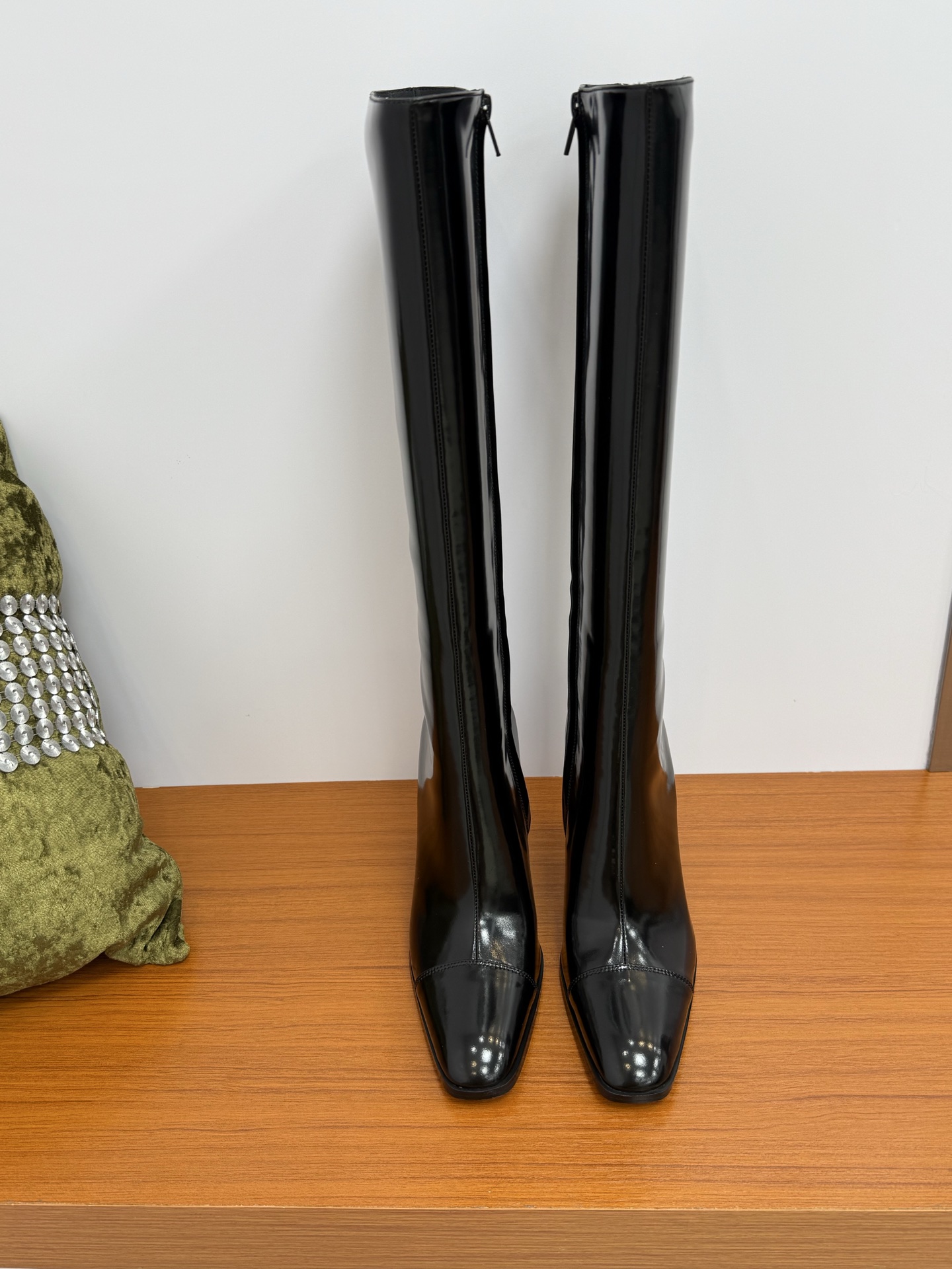 NO:413971,Top quality saintlaurent fw25 new arrival~ YSL Saint Laurent 2025 autumn and winter new side zipper high heel boots Temperament full leather version Small round toe Thick flat square heel side zipper design Simple and easy to wear~ Extended legs ~ You can see that the side of our boots are curved according to the human leg shape, the feet are very delicate and beautiful. Imported upper oil wax cowhide sheepskin lining Italy imported leather outsole Heel height 10.5cm Size: 35-39 (40 custom made without return and exchange), boots, saint laurent, saint laurent, saint laurent, saint laurent, boots, cowhide, sheepskin, Leather soles19860909顶级品质 saintlaurent fw25 new arrival～ YSL圣罗兰2025秋冬新品侧拉链高跟长靴 气质款全皮版 小圆头 粗扁方跟 侧拉链设计 简约好穿～拉长腿型 ～可以看到我们靴子侧面是按照人体腿型设计出来的弧度 上脚非常秀气好看 鞋面进口油蜡牛皮 羊皮内里 意大利进口真皮大底 跟高10.5cm Size: 35-39（40定制不退换）,靴子,saint laurent,saint laurent,saint laurent,boots,cowhide,sheepskin,Leather soles,Women's Shoes