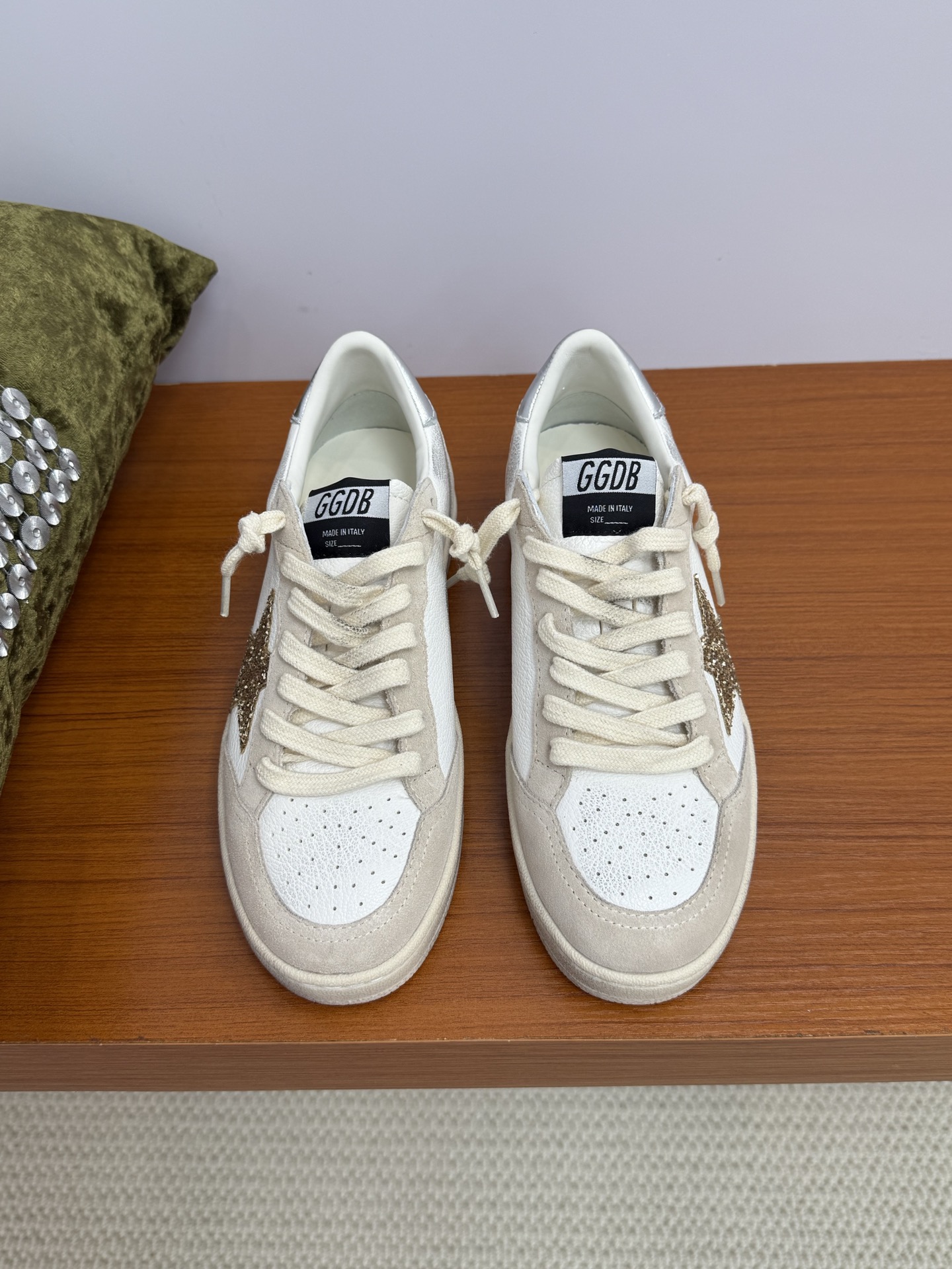 NO:413935,Top quality GGDB small dirty shoes 2025 latest color matching ggdb-Ball Star white with gray. Very high-end color matching + plus shining star decoration. This color matching is amazing. Small dirty shoes that can be worn all year round, a must-have item for everyone. Original last, classic and easy to wear and fashionable~ It’s really good to look at!  Size: 35-40, casual shoes/sports shoes, sneakers19860909顶级品质 GGDB小脏鞋2025最新配色 ggdb-Ball Star白色配灰 好高级的配色+ 加上闪耀的星星装饰这配色也太绝了吧 一年四季都可以穿搭的小脏鞋,人手必备单品 原版楦型,经典好穿又时髦～真的hin好看呀！ Size: 35-40,休闲鞋/运动鞋,sneakers,Women's Shoes