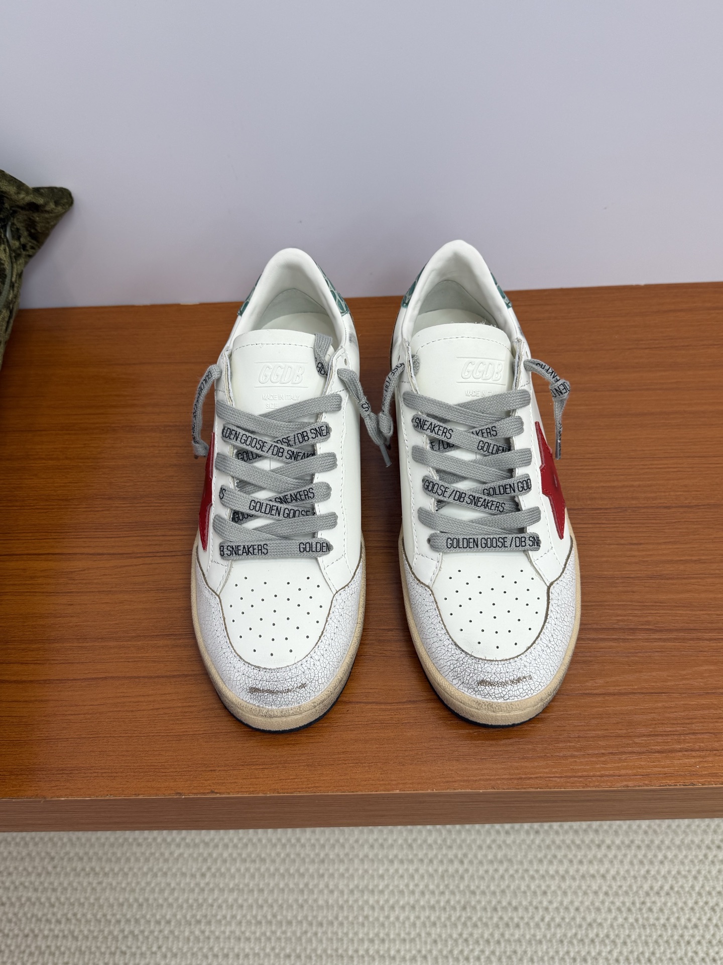 NO:413990,Top quality GGDB small dirty shoes 2025 latest color matching ggdb-Ball Star white leather and red stars, such a dazzling color matching + plus crocodile pattern green tail embellishment~ This color matching is too amazing. Small dirty shoes that can be worn all year round, a must-have item for everyone. Original last, classic and fashionable~ It’s really good to wear!  Size: 35-40, casual shoes/sports shoes, sneakers19860909顶级品质 GGDB小脏鞋2025最新配色 ggdb-Ball Star白皮配红星,好亮眼的配色 +加上鳄鱼纹绿尾点缀～这配色也太绝了吧 一年四季都可以穿搭的小脏鞋,人手必备单品 原版楦型,经典好穿又时髦～真的hin好看呀！ Size: 35-40,休闲鞋/运动鞋,sneakers,Women's Shoes