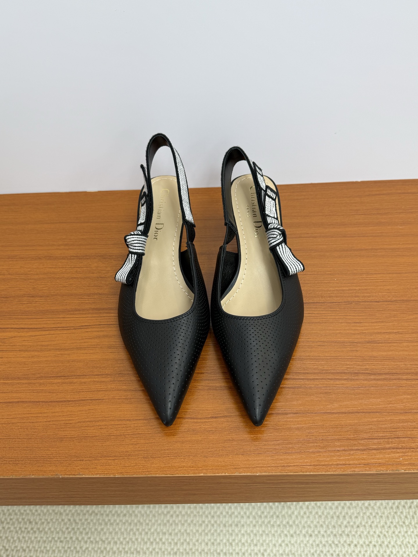 NO:413954,Top quality Dior Classic Tingxu slingback #2025 new colors# Classic colors are supplied for a long time!  The exquisite embroidered upper + ironing craftsmanship is exquisite, and every pair of Buddhas is a work of art, combining nobility and elegance!  Imported lambskin upper, selected water-dyed lambskin material in the inner lining, imported cowhide sole from Italy, lambskin bag heel height 5cm 8cm size35-39 (34 40 41 custom made without return), high heels sandals, dior, sandals, high heels, cowhide, sheepskin19860909顶级品质 Dior 经典廷续 slingback #2025新色# 经典色长期供应！ 精工刺绣鞋面+烫钻工艺,精致绝伦, 每一双放佛都是艺术品,集高贵优雅于一体！ 鞋面进口小羊皮,内里甄选水染小羊皮材质, 鞋底意大利进口牛皮底,小羊皮包跟 跟高5cm 8cm size35-39 (34 40 41定做不退换）,高跟鞋凉鞋,dior,sandals,high heels,cowhide,sheepskin,Women's Shoes