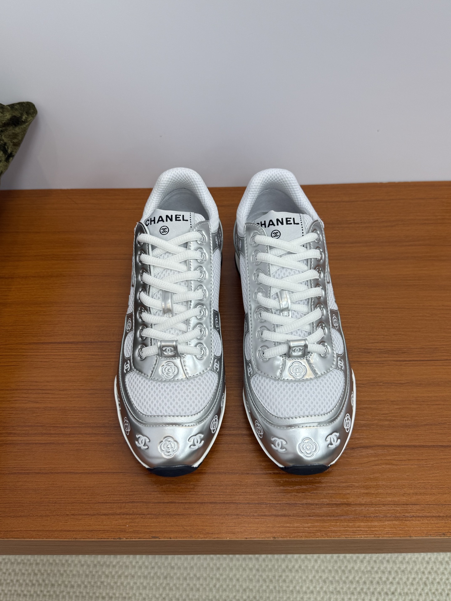 NO:413968,Top quality men's chanel ss25 new arrival~ Xiaoxiang classic sneakers 25 new layout, complex craftsmanship, exquisite details, original custom cowhide fabric + mesh Super beautiful and easy to match color, unrivaled comfort, couple size women 35-42 men 39-45, casual shoes/sports shoes, chanel, sneakers, cowhide19860909顶级品质 男 chanel ss25 new arrival～ 小香经典运动鞋25新版面,工艺复杂, 细节精致的单品,原版定制牛皮面料+网面 超级好看又好搭的配色,舒适度无敌满分, 情侣size 女35-42 男39-45,休闲鞋/运动鞋,chanel,sneakers,cowhide,Women's Shoes