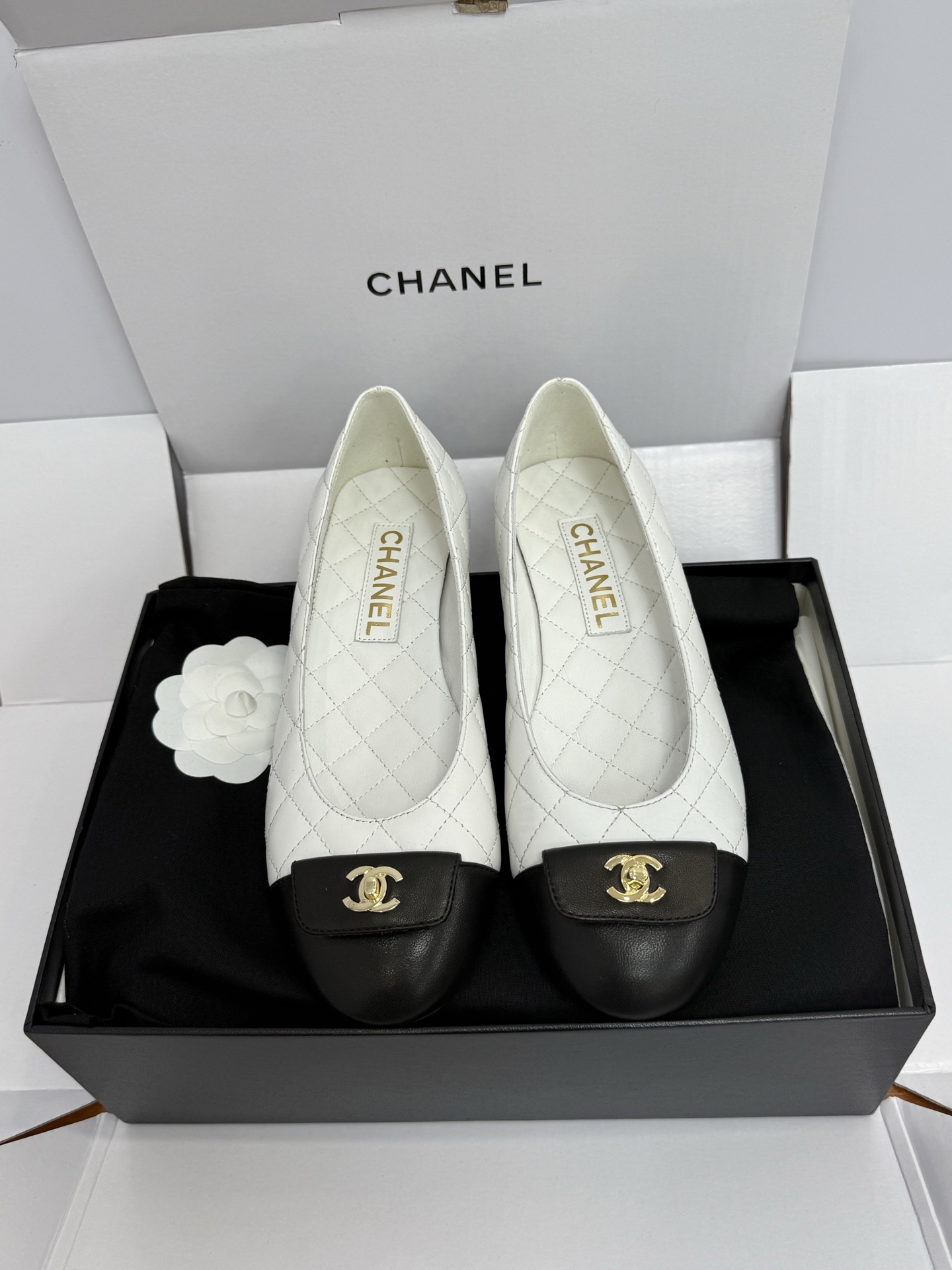 NO:413876,chanel ss25 new arrival~ Xiaoxiang classic diamond lattice double C school bag buckle ballet shoes Original purchase level｜1:1 production Electric embroidery three-dimensional full, good quality not much, truly without pressure when entering and leaving the counter. Regardless of last shape, leather selection, and manufacturing technology are all genuine craftsmanship, very exquisite fabric imported from Italy mixed-bred sheepskin inner imported sheepskin sole Italian A-grade genuine leather sole Size35-41 (40.41 custom made without return or exchange), ballet shoes, chanel, sheepskin, Leather soles19860909莞产 chanel ss25 new arrival～ 小香经典菱格双C书包扣芭蕾舞鞋 原版购入代购级别｜1:1制作 电绣立体饱满 好品质不多真正做到出入专柜无压力 无论楦型、皮料选择、制造工艺都是正品工艺,十分考究 面料意大利进口混种羊皮 内里进口绵羊皮 鞋底意大利A级真皮大底 Size35-41（40.41定做不退换）,芭蕾舞鞋,chanel,sheepskin,Leather soles,Women's Shoes