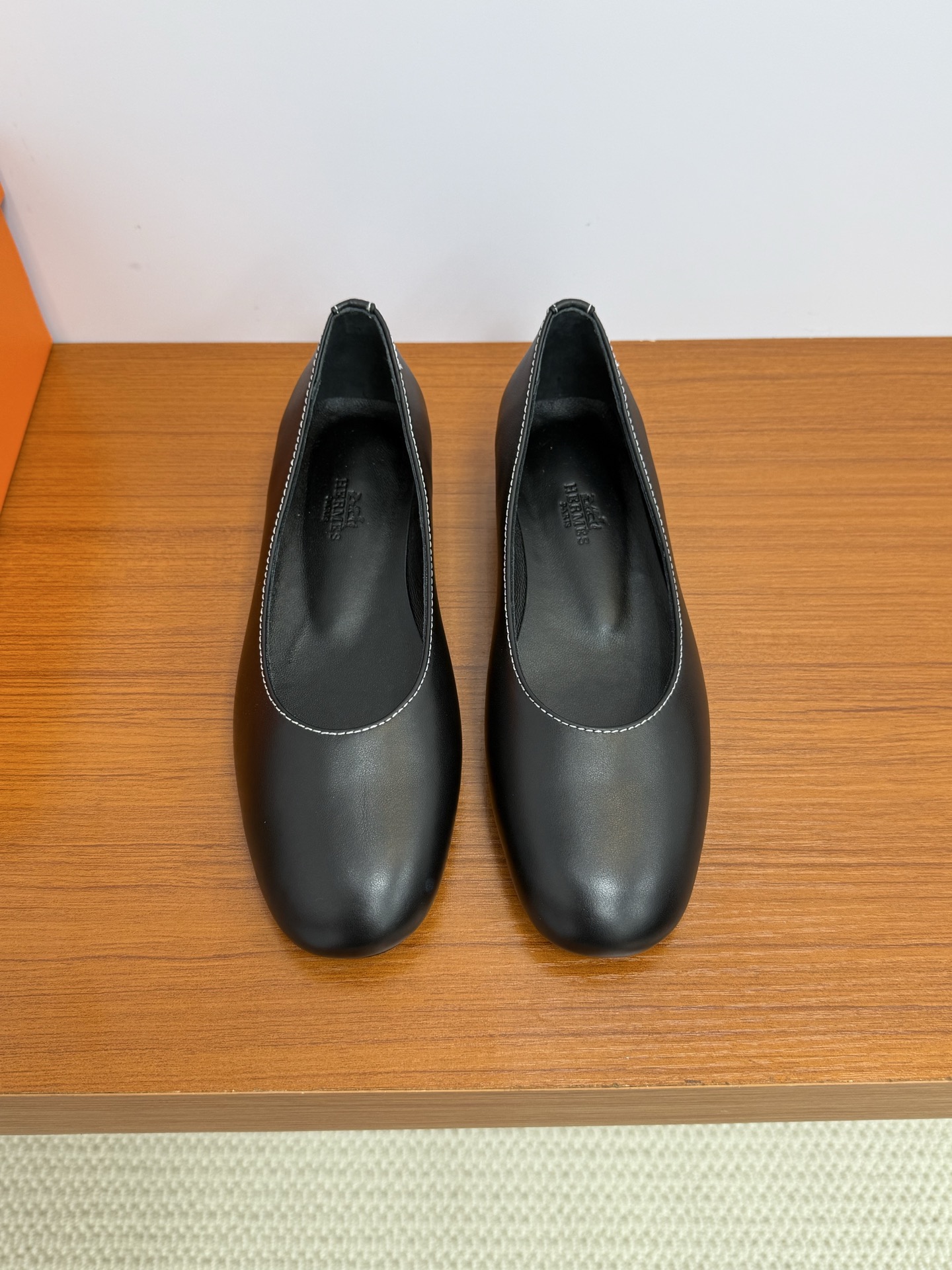 NO:413862,Top quality hermes 2025 new arrival~ è Early autumn, spring and summer new style Mary Jane Hermas 25 This small round-toed single shoe is really beautiful. It is cute and age-reducing, simple and classic without losing its sense of luxury. It has a good wrapping quality and is full of comfort. It can be worn all year round!  Imported calfskin upper / sheepskin inner footbed Italian imported A-grade leather outsole Size: 35-39 (40 41 custom made without return), Mary Jane, hermes, hermes, mary jane, cowhide, sheepskin, Leather soles19860909顶级品质 hermes 2025 new arrival～ è早秋春夏新款玛丽珍 爱玛仕25这款小圆头单鞋 真的好好看哦 穿上可爱又减龄、简约经典又不失高级感 包裹性很好 舒适度满分 一年四季都可穿搭！ 鞋面进口小牛皮/ 羊皮内里垫脚 意大利进口A级真皮大底 Size: 35-39 (40 41订做不退换）,玛丽珍,hermes,hermes,mary jane,cowhide,sheepskin,Leather soles,Women's Shoes