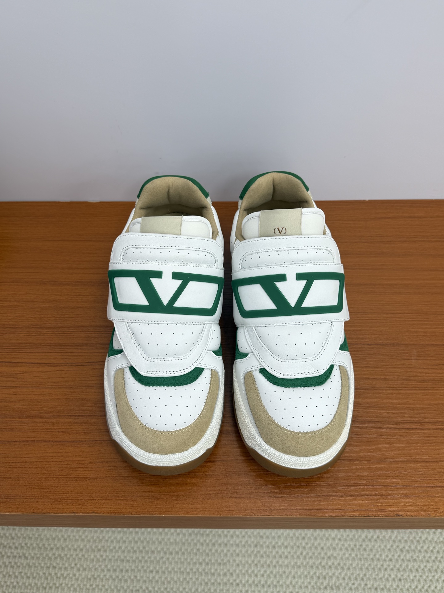 NO:413679,Top quality valentino ss25 new arrival~ V home one stud couple sneakers spring and summer new color matching upper punching Big V wisp mount decoration design highlights high-quality craftsmanship, comfortable and easy to wear, good height enhancement effect, full details and texture Material and craftsmanship Fabric: original custom punching + full grain cowhide foot pad: cowhide + V-stand special injection molding insole Outsole: TPR + raw glue combination wear-resistant sole Size: Women 35-41 Men 38-45, casual shoes/sports shoes, valentino, sneakers, cowhide19860909顶级品质 valentino ss25 new arrival～ V家 one stud情侣款运动鞋春夏新配色 鞋面冲孔 大V魔术贴装饰设计,突显高定工艺, 舒适好穿,增高效果很不错,细节质感拉满 材质与工艺 面料:原版定制冲孔+全粒面牛皮 垫脚:牛皮+V标专用注塑鞋垫 大底:TPR+生胶组合耐磨大底 Size: 女35-41 男38-45,休闲鞋/运动鞋,valentino,sneakers,cowhide,Women's Shoes