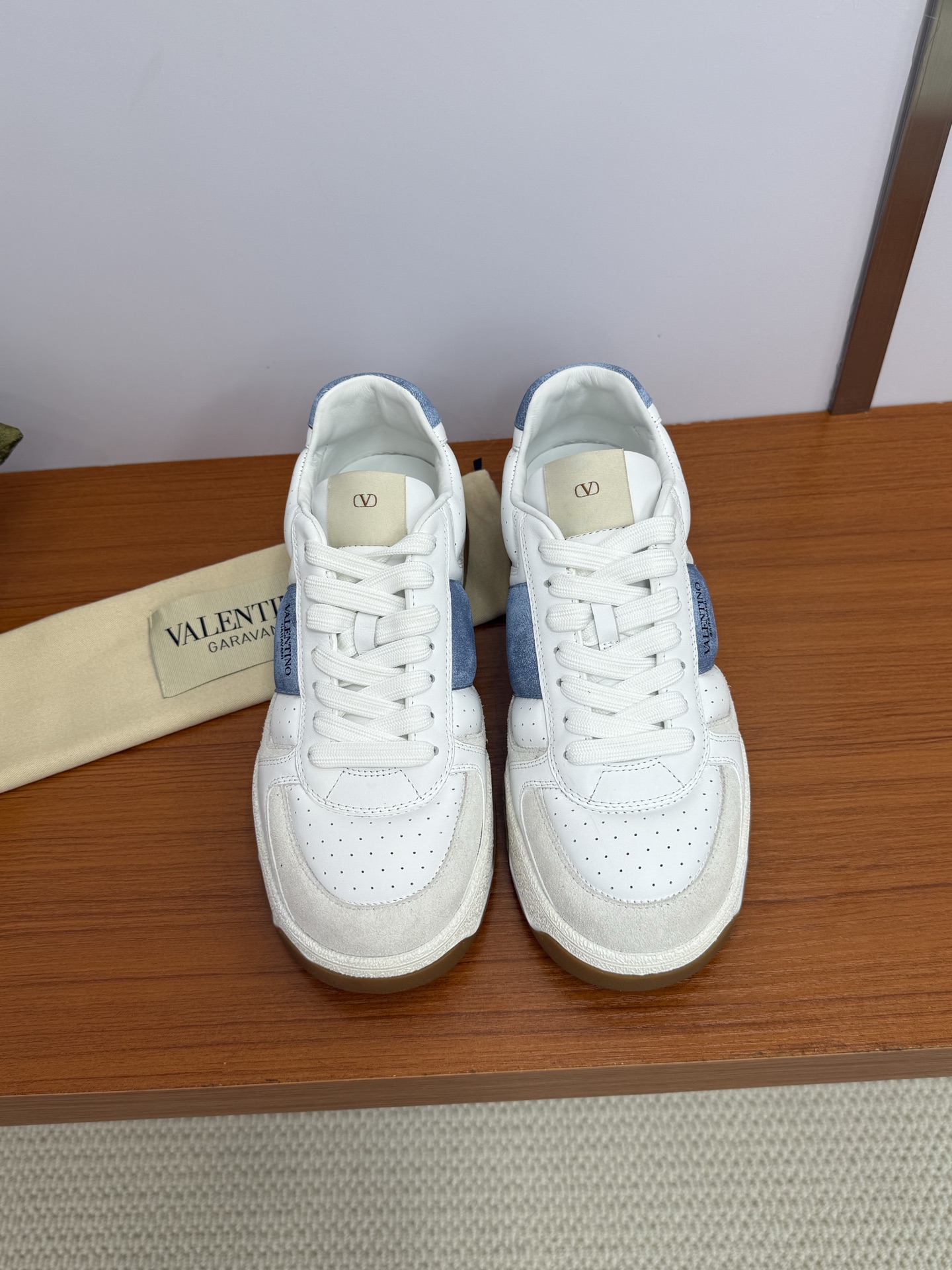 NO:413668,Top quality valentino ss25 new arrival~ V home one stud couple sneakers new color matching spring and summer upper punched spliced ​​leather design highlights style and high-quality craftsmanship Comfortable and easy to wear, good height-enhancing effect, full details and texture Material and craftsmanship Fabric: original custom punching + full grain cowhide foot pad: cowhide + V-stand special injection molded insole Outsole: TPR + raw glue combination wear-resistant outsole Size: Women 35-41 Men 38-45, casual shoes/sports shoes, valentino, sneakers, cowhide19860909顶级品质 valentino ss25 new arrival～ V家 one stud情侣款运动鞋春夏新配色 鞋面冲孔拼接皮革设计,突显风格与高定工艺 舒适好穿,增高效果很不错,细节质感拉满 材质与工艺 面料:原版定制冲孔+全粒面牛皮 垫脚:牛皮+V标专用注塑鞋垫 大底:TPR+生胶组合耐磨大底 Size: 女35-41 男38-45,休闲鞋/运动鞋,valentino,sneakers,cowhide,Women's Shoes