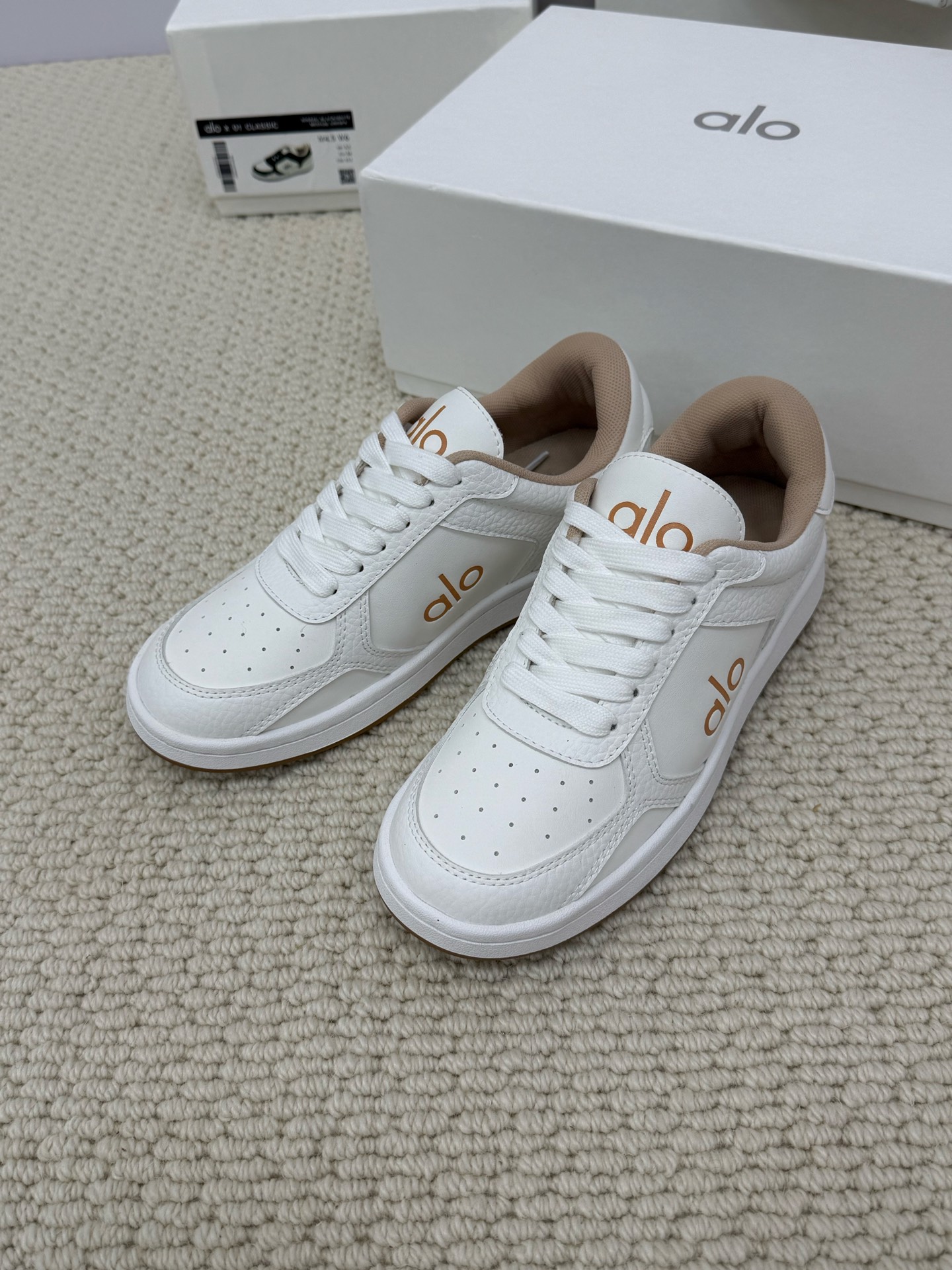 NO:413658,Top quality alo early autumn new style | color-blocking casual white shoes. It is very popular this year. Wear it to be a spiritual lady. It is super beautiful, versatile, light and comfortable. It is a must-have item for daily commuting!  All cowhide material, towel lining, original rubber outsole, Size35-41 (40 41 custom made, no return or exchange), casual shoes/sports shoes, sneakers, cowhide19860909顶级品质 alo 早秋新款｜拼色休闲小白鞋 今年很火的,穿上Ta就是精神的小姐姐♀上脚 超级好看百搭且轻盈舒适日常通勤必入单品！ 全牛皮材质 毛巾布里衬 鞋底原版橡胶大底 Size35-41（40 41订做不退换）,休闲鞋/运动鞋,sneakers,cowhide,Women's Shoes