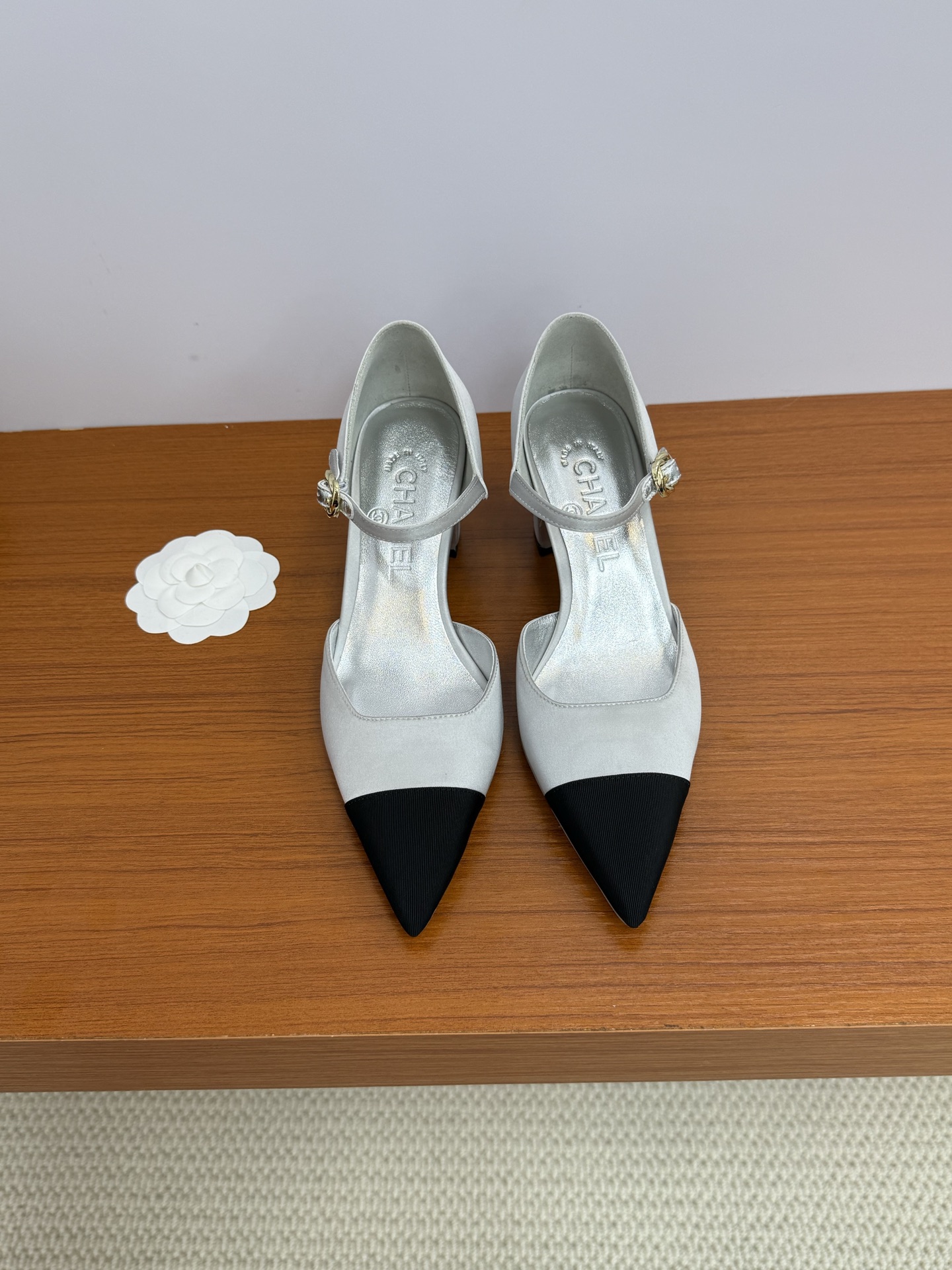 NO:413638,Top quality Chanel ss25 new arrival~ Xiaoxiang spring and summer new product｜point thick heel sandals Very noble ~ Full of high-end feeling ~ One-length buckle to modify the instep ~ 6.5cm thick heel ~ The most comfortable height ~ Walk very steadily ~ Not tired after walking for a long time ~ Super modified leg shape on the upper ~ looks slender ~ wear barefoot or match with skirts and trousers, all very versatile ~ invincible beauty ~ super temperament Customized upper silk satin fabric footbed silk cowhide Soles imported from Italy genuine leather outsole thick heel 6.5cm Size35 ~ 41 (40 41 custom made without refund), sandals, chanel, sandals, skirts, cowhide, real silk, silk fabric, Leather soles19860909顶级品质 Chanel ss25 new arrival～ 小香春夏新品｜尖头粗跟凉鞋 贵气十足～满满高级感～一字带扣修饰脚背～ 6.5cm粗跟～最舒服的高度～走路很稳～久走不累～上脚超级修饰腿型～显修长～光脚穿或搭配裙装、裤装、都非常百搭～无敌美～超显气质 鞋面定制真丝绸缎面料 垫脚丝绸牛皮 鞋底意大利进口真皮大底 粗跟6.5cm Size35～41 (40 41订做不退）,凉鞋,chanel,sandals,skirts,cowhide,real silk,silk fabric,Leather soles,Women's Shoes