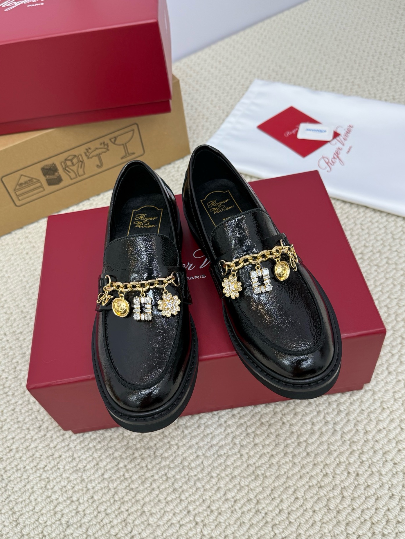 NO:415523,Top quality RV 2025 early autumn new loafers This model is a classic Viv'Rangers series upper is made of soft leather, rubber thick sole and classic diamond buckle, fashionable and modern, the overall feel is super light and comfortable, must-have for spring and summer OOTD upper black wrinkled paint Patent leather Open-edged beaded cowhide, lining sheepskin inner lining/sheepskin footbed size 35-41 (40 41 custom made without return), loafers, loafers, cowhide, sheepskin19860909顶级品质 RV 2025早秋新款乐福鞋 此款是经典 Viv'Rangers系列鞋面采用软皮革 橡胶厚底搭配经典钻扣,时髦摩登感拉满 整体脚感超轻且舒适度极好,春夏OOTD必备 鞋面黑色皱漆 漆皮 开边珠牛皮 里衬羊皮内里/羊皮垫脚 size 35-41（40 41订做不退换）,乐福鞋,loafers,cowhide,sheepskin,Women's Shoes