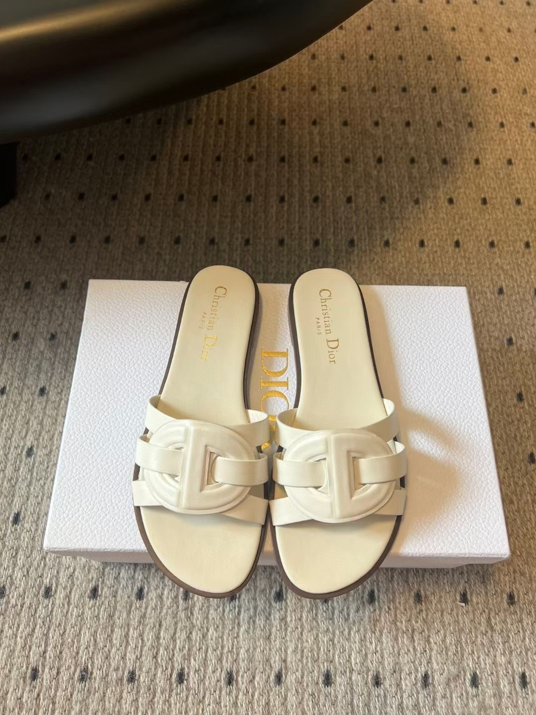 NO:494718,Top quality Dio* 25SS new CD logo flat slippers reinterpret classic styles with a simple and elegant design. The exquisite gold tone layered cowhide on the upper is embellished with a cross CD logo. The padded leather inner sole is comfortable to wear, the simple design is easy to put on and take off, and it is easy to create a casual look. The cowhide sole is engraved with the lucky star symbol of Christian Dior. The upper cowhide inner cowhide outsole. The genuine leather outsole SIZE35-41 (customized for 40.41), slippers, dior, slippers, cowhide, Leather soles19860909顶级品质 Dio* 25SS 新款CD标志平底拖鞋 以简约优雅的设计重新诠释经典款式.鞋面精致的金色调叠层牛皮革饰带点缀以交叉 CD 标志.加垫皮革内底穿着舒适,简约的设计便于穿脱,轻松打造休闲造型,牛皮革鞋底镌刻有 Christian Dior 的幸运星符号 鞋面牛皮 内里牛皮 大底真皮大底 SIZE35-41（40.41定制）,拖鞋,dior,slippers,cowhide,Leather soles,Women's Shoes