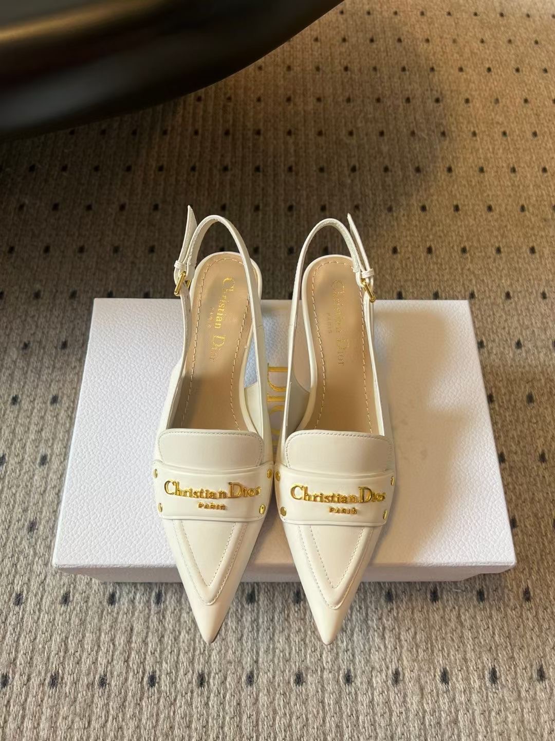 NO:494738,Top quality Dio* 25ss Spring and summer new Dior pointed toe high heels rear sandals This My Dior heels are a new product in the 2025 spring and summer ready-to-wear series, exquisite and elegant. It is carefully crafted with cowhide leather, pointed toe design, embellished with a golden metallic Christian Dior Paris logo, which is recognizable and demonstrates Dior's extraordinary exquisite craftsmanship. It is paired with adjustable lace-up and graphic-style heels, making the fashionable design more elegant. Upper cowhide inner cowhide outsole leather outsole SIZE35-41 (customized 40.41) Heel height and short heels 4cm/high heels 8cm, high heels sandals, dior, sandals, high heels, cowhide, Leather soles19860909顶级品质 Dio* 25ss 春夏新款Dior尖头高跟后空凉鞋 这款 My Dior 露跟高跟鞋是2025春夏成衣系列新品,精致优雅.采用牛皮革精心制作,尖头设计,点缀以金色饰面金属 Christian Dior Paris 标志,富有辨识度,彰显 Dior 非凡的精湛工艺.搭配可调节系带和图形风格鞋跟,令时尚的设计更显典雅. 鞋面牛皮 内里牛皮 大底真皮大底 SIZE35-41（40.41定制） 跟高矮跟4cm/高跟8cm,高跟鞋凉鞋,dior,sandals,high heels,cowhide,Leather soles,Women's Shoes