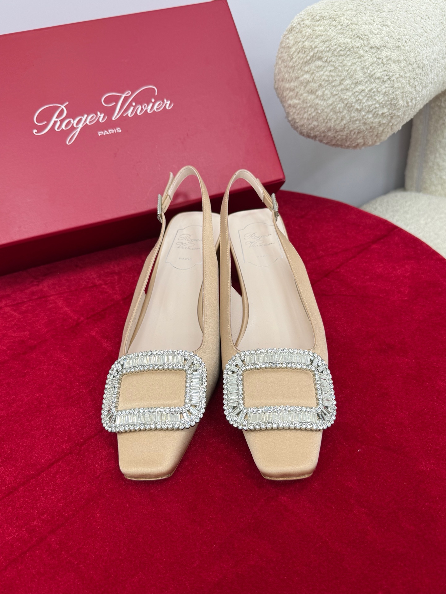 NO:494577,Top quality roger vivier fw25 mew arrival~ RV classic series｜Crystal diamond buckle thick heel hollow sandals Workplace style is full of femininity, exquisite and elegant, showing temperament!  Silk upper + diamond buckle, lining sheepskin lining/foot pads, imported leather sole from Italy, Size35-39 (34 40 41 42 custom-made, non-return and exchange), high heels, sandals, roger vivier, sandals, high heels, sheepskin, real silk, Leather soles19860909顶级品质 roger vivier fw25 mew arrival～ RV经典系列｜水晶钻扣粗跟后空凉鞋 职场风女人味十足,精致优雅尽显气质！ 鞋面真丝+钻扣 里衬羊皮内里/垫脚 鞋底意大利进口真皮大底 Size35-39 (34 40 41 42定制不退换）,高跟鞋凉鞋,roger vivier,sandals,high heels,sheepskin,real silk,Leather soles,Women's Shoes