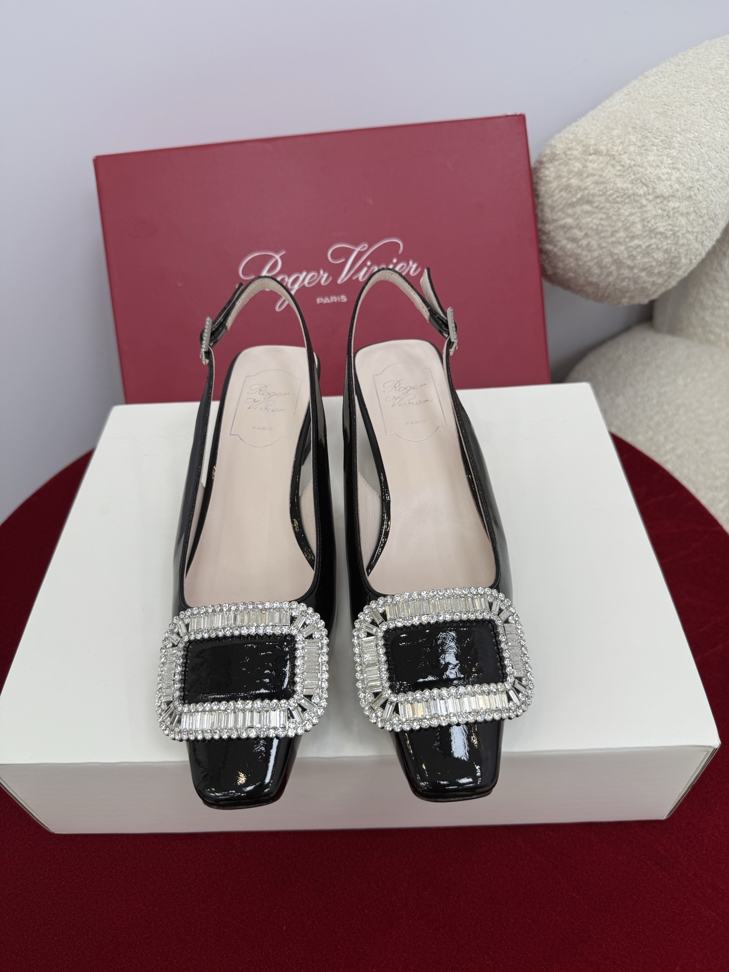 NO:494556,Top quality roger vivier fw25 mew arrival~ RV classic series｜Crystal diamond buckle thick heel hollow sandals Workplace style is full of femininity, exquisite and elegant, showing temperament!  Silk upper + diamond buckle, lining sheepskin lining/foot pads, imported leather sole from Italy, Size35-39 (34 40 41 42 custom-made, non-return and exchange), high heels, sandals, roger vivier, sandals, high heels, sheepskin, real silk, Leather soles19860909顶级品质 roger vivier fw25 mew arrival～ RV经典系列｜水晶钻扣粗跟后空凉鞋 职场风女人味十足,精致优雅尽显气质！ 鞋面真丝+钻扣 里衬羊皮内里/垫脚 鞋底意大利进口真皮大底 Size35-39 (34 40 41 42定制不退换）,高跟鞋凉鞋,roger vivier,sandals,high heels,sheepskin,real silk,Leather soles,Women's Shoes