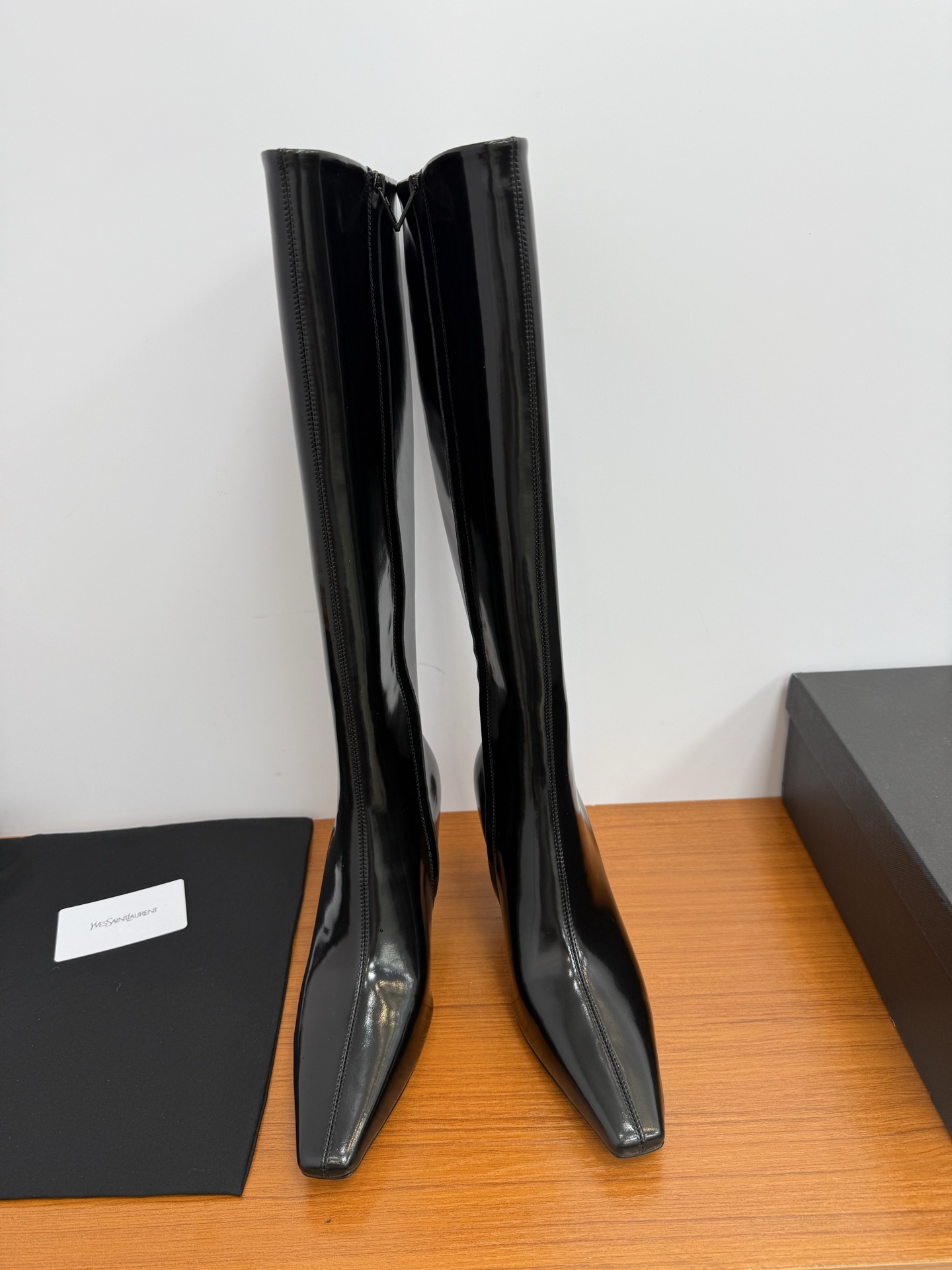 NO:494549,Top quality Saint Laurent fw25 new arrival~ YSL Saint Laurent 2025 autumn and winter new side-pull high-heeled nude boots The whole shoe is very simple and elegant ~ the small round toe is more exquisite and fashionable. You can see that the sides of our boots are designed according to the curve of the human leg shape. The feet are very delicate and beautiful, and they are not picky about people. The lengthening legs are suitable for various occasions. A must-have item for autumn and winter outfits!  - MATERIAL material - Upper imported beef patent leather lining sheepskin sole Italian leather outsole Heel height: 7.0cm Size35-40 (40 custom made without return or exchange), boots, saint laurent, saint laurent, saint laurent, saint laurent, boots, sheepskin, Leather soles19860909顶级品质 Saint Laurent fw25 new arrival～ YSL圣罗兰2025秋冬新款侧拉高跟裸靴 整个鞋非常的简约大气～小圆头更加的精致时髦可以看到我们靴子侧面是按照人体腿型设计出来的弧度～上脚非常秀气好看不挑人～拉长腿型～适合各种场合搭配～秋冬穿搭必备单品！ - MATERIAL材质 - 鞋面进口牛漆皮 里衬羊皮 鞋底意大利真皮大底 Heel height:7.0cm Size35-40（40订做不退换）,靴子,saint laurent,saint laurent,saint laurent,boots,sheepskin,Leather soles,Women's Shoes