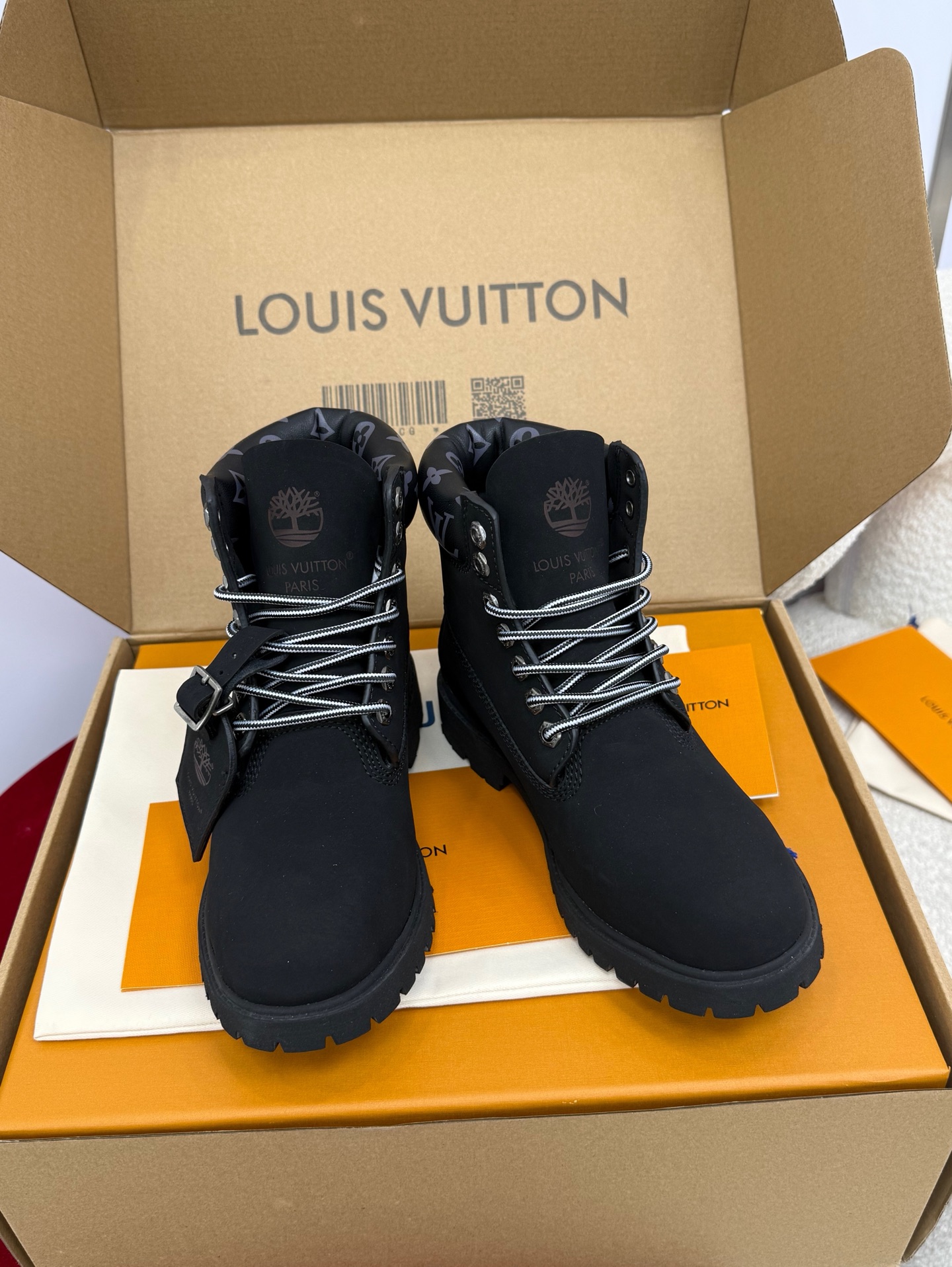 NO:494522,Top quality Louis vuitton ss25 new arrival~ Louis Vuitton x Timberland co-branded Via Instagram Lv Louis Vuitton early autumn | New product of Tianbolan yellow boots LV 2025 autumn and winter series debuted in an amusement park called Jardin d' Aclimatation in the north of the Boulogne Forest in Paris# Before the show was officially unveiled, Feidong took the lead in revealing a major cooperation of the season on his Instagram account skateboard: In a short video that only a few seconds, Feidong lifted up the legs of his jeans and exposed a pair of classic Timberland yellow boots. The tongue of the shoe was printed with the LV logo. Then he folded the tongue to show the Monogram logo printed on the inside!  A classic item that is versatile and handsome!  Couple Size Female 35-39 Male 39-45, Boots, louis vuitton,louis vuitton,louis vuitton,boots,jeans19860909顶级品质 Louis vuitton ss25 new arrival～ Louis Vuitton x Timberland联名 Via Instagram Lv 路易威登早秋｜添柏岚大黄靴新品 LV 2025秋冬系列于巴黎布洛涅森林北部、一座名为Jardin d' Acclimatation的游乐园登场# 而在大秀正式亮 相 前,菲董便在Instagram 账号 skateboard 率先披露了当季的一款重磅合作:在一则只有几秒的短视频中,菲董撩起了牛仔裤的裤脚露出一双经典的Timberland大黄靴,鞋舌上印有LV的标志,随后他将鞋舌折起,展示印在内侧的Monogram 标识！百搭又帅气的经典单品！ 情侣Size女35-39 男39-45,靴子,louis vuitton,louis vuitton,louis vuitton,boots,jeans,Women's Shoes