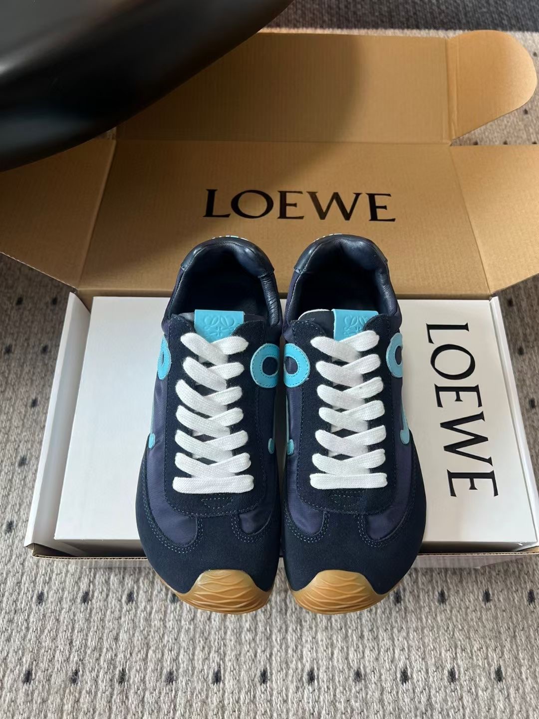 NO:446714,Top quality Loew* New Flow Runner 2.0 series new catwalk sneakers New color matching retro series running shoes Baby who was planted by his family before. Don’t miss this style. Lightweight and comfortable new color matching. Super suitable for spring and summer outfits. The most special thing is its outsole, the whole piece of outsole runs through the toe, sole, and tail of the shoe. The obvious logo on the side. A super low-key sneaker. Calfskin/split nylon cloth/suede. Soft sheepskin. Outsole. EVA two-color combination rubber outsole. Size 35-40. Casual shoes/sports shoes. Loewe, loewe, loewe, sneakers, cowhide, sheepskin, chamois leather.19860909顶级品质 罗意威 Loew* 全新Flow Runner2.0系列新款走秀运动鞋 全新配色复古系列跑鞋 之前被他家种草的宝宝.这次的款式千万不要错过.轻便舒适的全新颜色搭配.超级适合春夏穿搭 最特别的是它的大底,整片大底贯穿鞋头、鞋底、鞋尾 侧面明显的Logo 超低调的一款运动鞋 鞋面小牛皮/拼接尼龙布/麂皮 内里进口柔软绵羊皮 大底EVA双色组合橡胶大底 码数35-40,休闲鞋/运动鞋,loewe,loewe,sneakers,cowhide,sheepskin,chamois leather,Women's Shoes