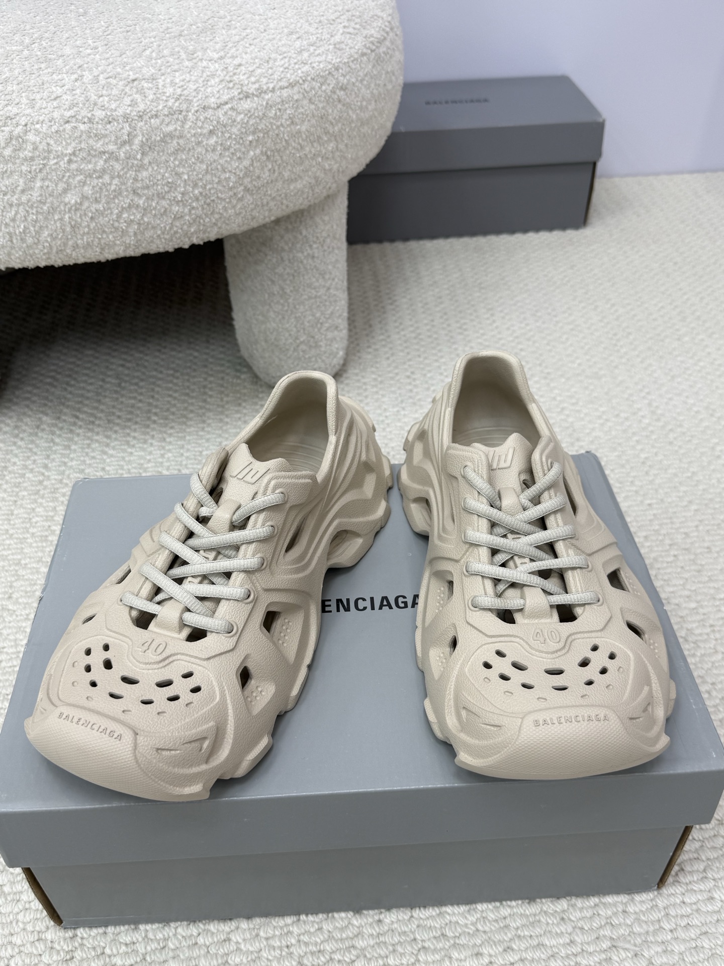 NO:446726,Top quality Balenciaga 25ss hollow lace-up rubber sandals ||Balenciaga HD hole shoes new product BALENCIAGA 3XL Rubber Low Top Sneakers 3XL Edition series!  The whole shoe is super light, using 95 (injection molding) EVA plastic, 5 foam plastic foam cushioning material #ultra-lightweight integrated foam shoe mold is super light and comfortable, easy to wear until it is flying ~ It feels full of touch when you wear it!  Must-have for summer ~ Daily travel, beach, wading easily Couple Size: 35-46, slippers, balenciaga, balenciaga, slippers19860909顶级品质 Balenciaga 25ss镂空系带橡胶凉拖鞋 ||巴黎世家HD洞洞鞋新品 男女同款BALENCIAGA 3XL Rubber Low Top Sneakers 3XL版系列！整个鞋子超轻 采用95(注塑)EVA塑料,5泡沫塑料发泡缓震物料#超轻量一体成型发泡鞋模 超轻 很舒服 好穿到飞起～穿上踩屎感十足！ 夏季必备～日常出行 沙滩 涉水都可轻松拿捏 情侣Size: 35-46,拖鞋,balenciaga,balenciaga,slippers,Women's Shoes