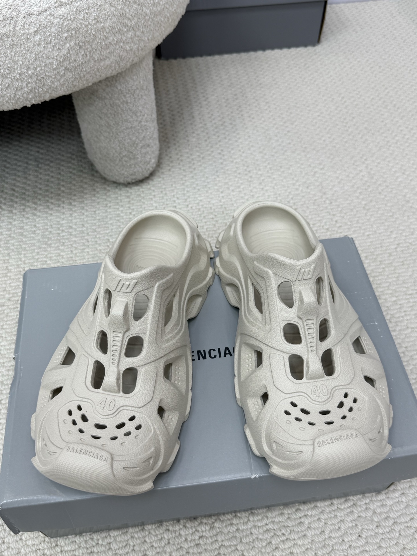 NO:446750,Top quality Balenciaga 25ss hollow lace-up rubber sandals ||Balenciaga HD hole shoes new product BALENCIAGA 3XL Rubber Low Top Sneakers 3XL Edition series!  The whole shoe is super light, using 95 (injection molding) EVA plastic, 5 foam plastic foam cushioning material #ultra-lightweight integrated foam shoe mold is super light and comfortable, easy to wear until it is flying ~ It feels full of touch when you wear it!  Must-have for summer ~ Daily travel, beach, wading easily Couple Size: 35-46, slippers, balenciaga, balenciaga, slippers19860909顶级品质 Balenciaga 25ss镂空系带橡胶凉拖鞋 ||巴黎世家HD洞洞鞋新品 男女同款BALENCIAGA 3XL Rubber Low Top Sneakers 3XL版系列！整个鞋子超轻 采用95(注塑)EVA塑料,5泡沫塑料发泡缓震物料#超轻量一体成型发泡鞋模 超轻 很舒服 好穿到飞起～穿上踩屎感十足！ 夏季必备～日常出行 沙滩 涉水都可轻松拿捏 情侣Size: 35-46,拖鞋,balenciaga,balenciaga,slippers,Women's Shoes