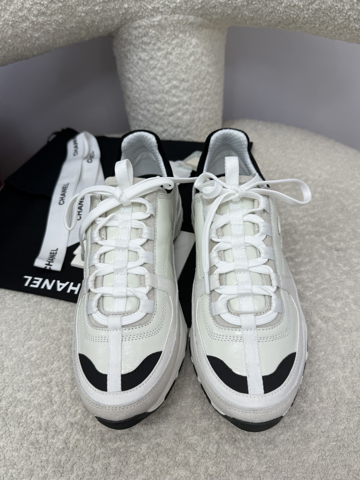 NO:446700,Top quality chanel 25a thick-soled sneakers recommendation~ Finally, I have the height-enhancing sneakers that I like again!  !  This colored part is skinny and you don’t worry about being dirty!  White is a little more fashionable with silver. If you like it, you can allin. This pair should become a favorite recently. It is very unique, champagne gold and light gold are very good to match, and it is easy to wear beyond expectations. 9 has no sense of restraint in the shoes, and even the soles are so beautiful. The small fragrance label at the tail of the shoes is very exquisite!  Full of details, excellent texture size 35-41, dad shoes, chanel, sneakers19860909顶级品质 chanel 25a 厚底运动鞋推荐～ 终于又来了我喜欢的增高运动鞋！！ 这个有颜色的部分都是皮的 不怕脏哦！ 白色好搭配银色潮一点 喜欢的可以allin 这双应该会成为近期最爱了,很独特的香槟金、淡金色很好搭配,而且超出预期的好穿,9在鞋里没有束缚感,连鞋底都是那么好看,鞋尾的小香标很精致！细节满满,质感超赞 size 35-41,老爹鞋,chanel,sneakers,Women's Shoes
