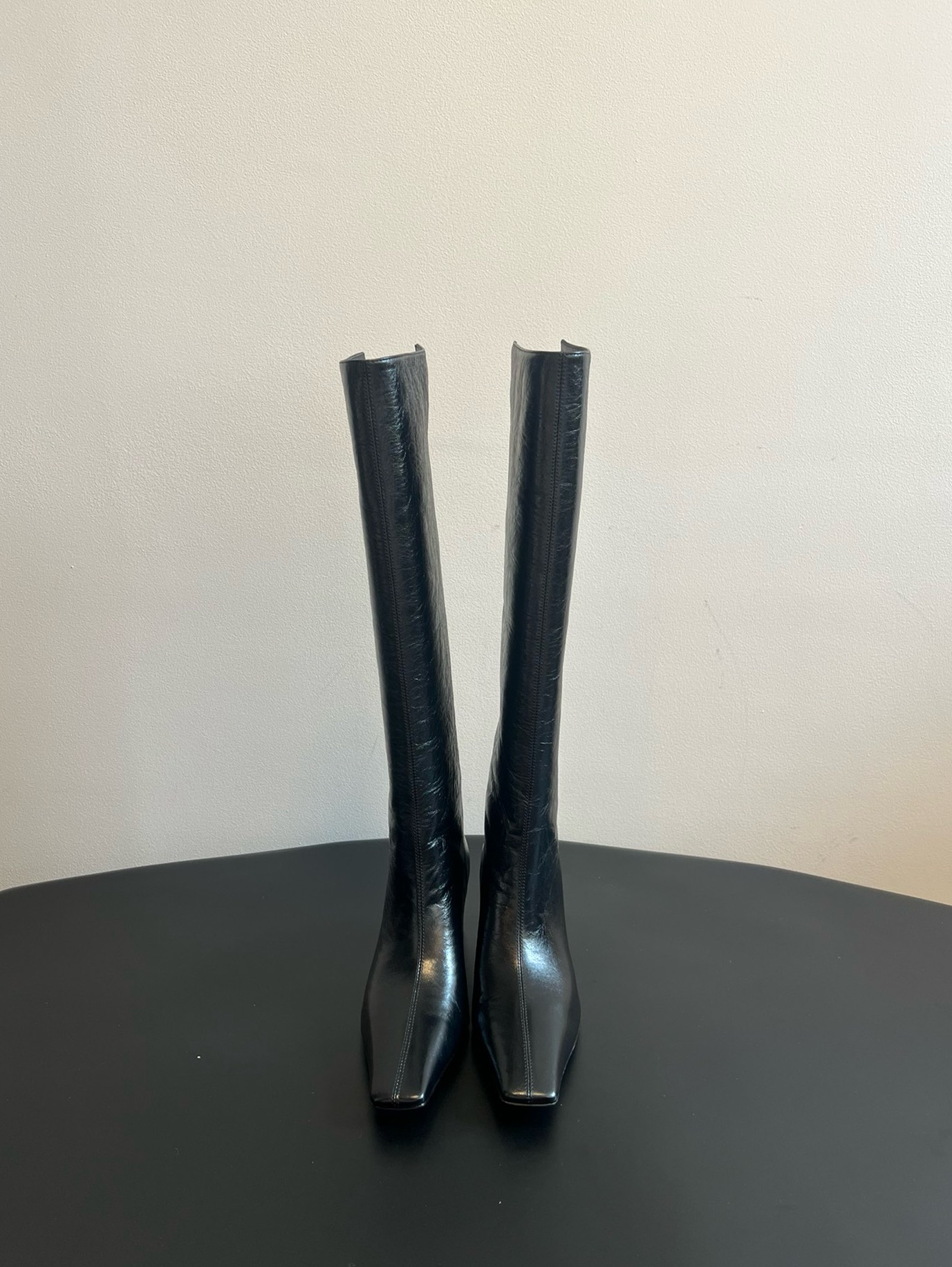 NO:446663,Top quality Khait* 25SS new square-toe boots simple and versatile!  Khaite boots are the best pair of boots I bought this year. I can’t help but wear them with a slimness that can’t be pulled out of this kind of beautiful boot. The folds of the ankle look become more fashionable. The fashionable heels are highly friendly. Walking thousands of steps is not a pressure. It can be matched with skirts, trousers, and shirts. I can’t finish it. I can buy it with my eyes closed. I can wear it for ten thousand years. Upper cowhide/suede, inner sheepskin, outsole, leather soles. SIZE35-40 (40 custom-made, non-return and exchange), boots, boots, skirts, shirts, cowhide, sheepskin, chamois leather, Leather soles19860909顶级品质 Khait* 25SS 新款方头长靴 简约百搭款！ Khaite靴是我今年买的最好的一双靴子,穿上立马可见的瘦,对这种脚型好看的靴子无法自拔~脚踝的褶皱越看越时髦,时髦小跟,高度友好,行走万步不是压力,搭配裙裤西 装衬衫万物皆可搭.表扬不完了,闭眼买就对了,可以穿一万年. 鞋面牛皮/麂皮 内里羊皮 大底真皮大底 SIZE35-40（40定制不退换）,靴子,boots,skirts,shirts,cowhide,sheepskin,chamois leather,Leather soles,Women's Shoes