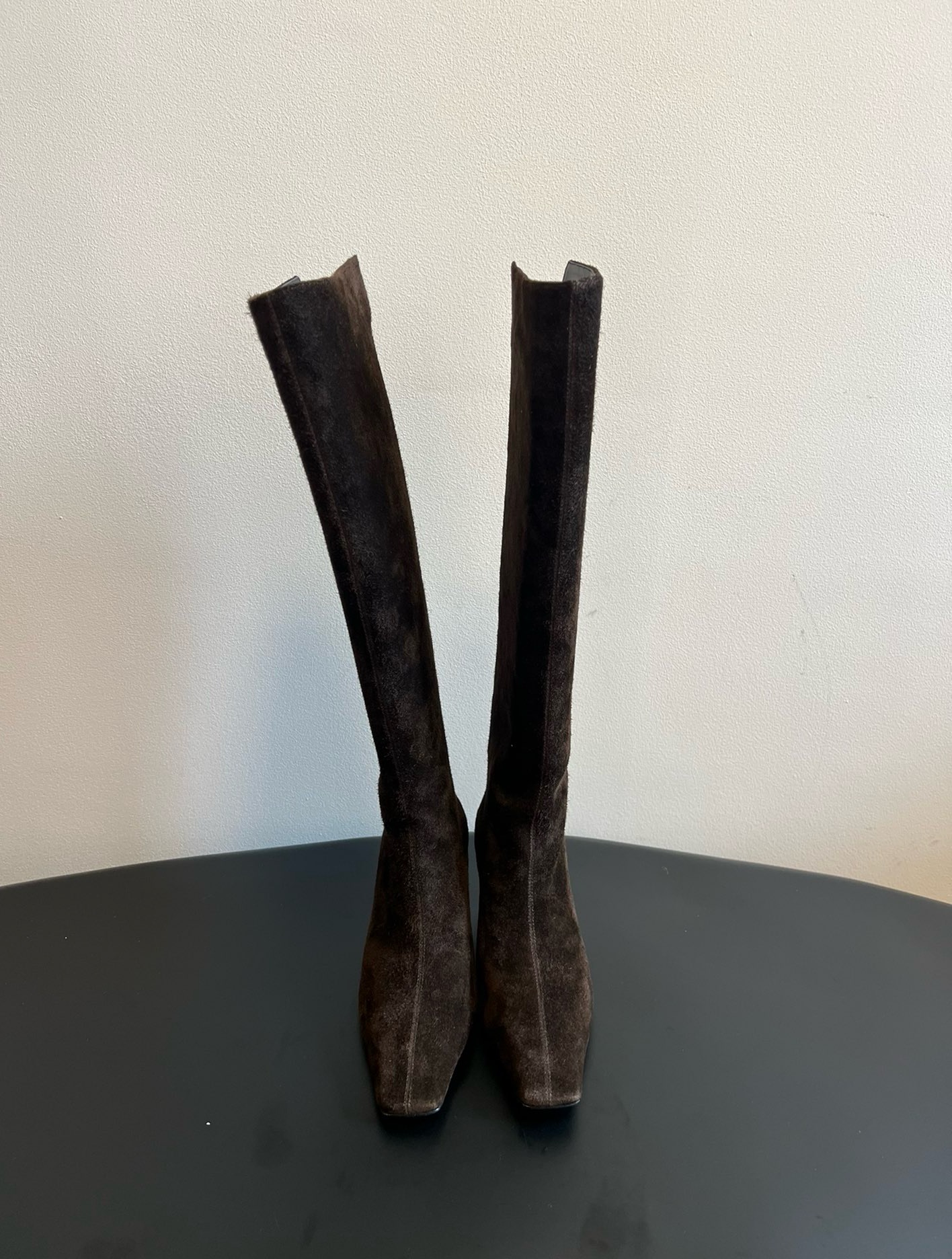 NO:446676,Top quality Khait* 25SS new square-toe boots simple and versatile!  Khaite boots are the best pair of boots I bought this year. I can’t help but wear them with a slimness that can’t be pulled out of this kind of beautiful boot. The folds of the ankle look become more fashionable. The fashionable heels are highly friendly. Walking thousands of steps is not a pressure. It can be matched with skirts, trousers, and shirts. I can’t finish it. I can buy it with my eyes closed. I can wear it for ten thousand years. Upper cowhide/suede, inner sheepskin, outsole, leather soles. SIZE35-40 (40 custom-made, non-return and exchange), boots, boots, skirts, shirts, cowhide, sheepskin, chamois leather, Leather soles19860909顶级品质 Khait* 25SS 新款方头长靴 简约百搭款！ Khaite靴是我今年买的最好的一双靴子,穿上立马可见的瘦,对这种脚型好看的靴子无法自拔~脚踝的褶皱越看越时髦,时髦小跟,高度友好,行走万步不是压力,搭配裙裤西 装衬衫万物皆可搭.表扬不完了,闭眼买就对了,可以穿一万年. 鞋面牛皮/麂皮 内里羊皮 大底真皮大底 SIZE35-40（40定制不退换）,靴子,boots,skirts,shirts,cowhide,sheepskin,chamois leather,Leather soles,Women's Shoes