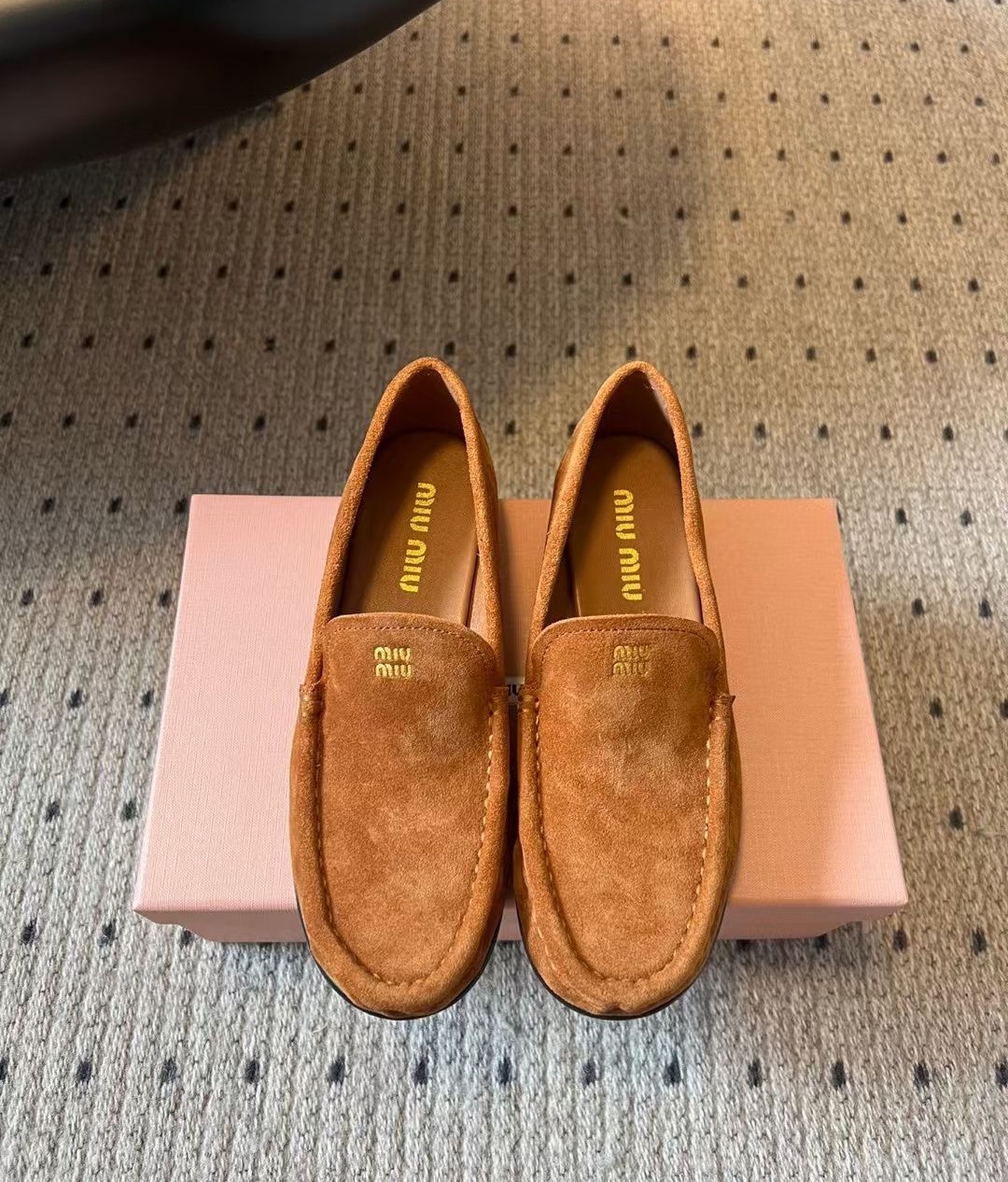 NO:446690,Top quality Miu Mi* 25ss new round-toed loafers This Brock shoe has a simple and classic design, decorated with two striped details of Miu Miu prints. The detailed design stands out among the many loafers. The overall shoe shape is round and delicate, not heavy at all, and can completely expose the ankles. The proportion of the leg lines is good. The old-fashioned feeling of the shoes is very exciting, especially the popular sports shoes in the previous few seasons. This time, the new leather buckle version was launched, which is quite interesting. The detailed design stands out among the many loafers. The overall shoe shape is round and delicate, not heavy at all, and can completely expose the ankles. The proportion of the leg lines is good. The upper cowhide/suede, inner sheepskin, outsole, Italian leather sole  Size35-40 (40 custom made without return), loafers, miumiu, loafers, sneakers, cowhide, sheepskin, chamois leather, Leather soles19860909顶级品质 Miu Mi* 25ss 新款圆头乐福鞋 这款布洛克鞋线条简约设计经典,饰以Miu Miu印字两处条纹细节.细节的设计在一众乐福鞋中脱颖而出,整体鞋型圆滑秀气一点不笨重,可以完全露出脚踝处,称的腿部线条比例较好 鞋子的做旧感很戳我,尤其是前几季很是热门的运动鞋款,这次推出了皮革搭扣版本新作,挺有意思,细节的设计在一众乐福鞋中脱颖而出,整体鞋型圆滑秀气一点不笨重,可以完全露出脚踝处,称的腿部线条比例较好 鞋面牛皮 /麂皮 内里羊皮 大底意大利真皮大底 Size35-40（40订做不退换）,乐福鞋,miumiu,loafers,sneakers,cowhide,sheepskin,chamois leather,Leather soles,Women's Shoes