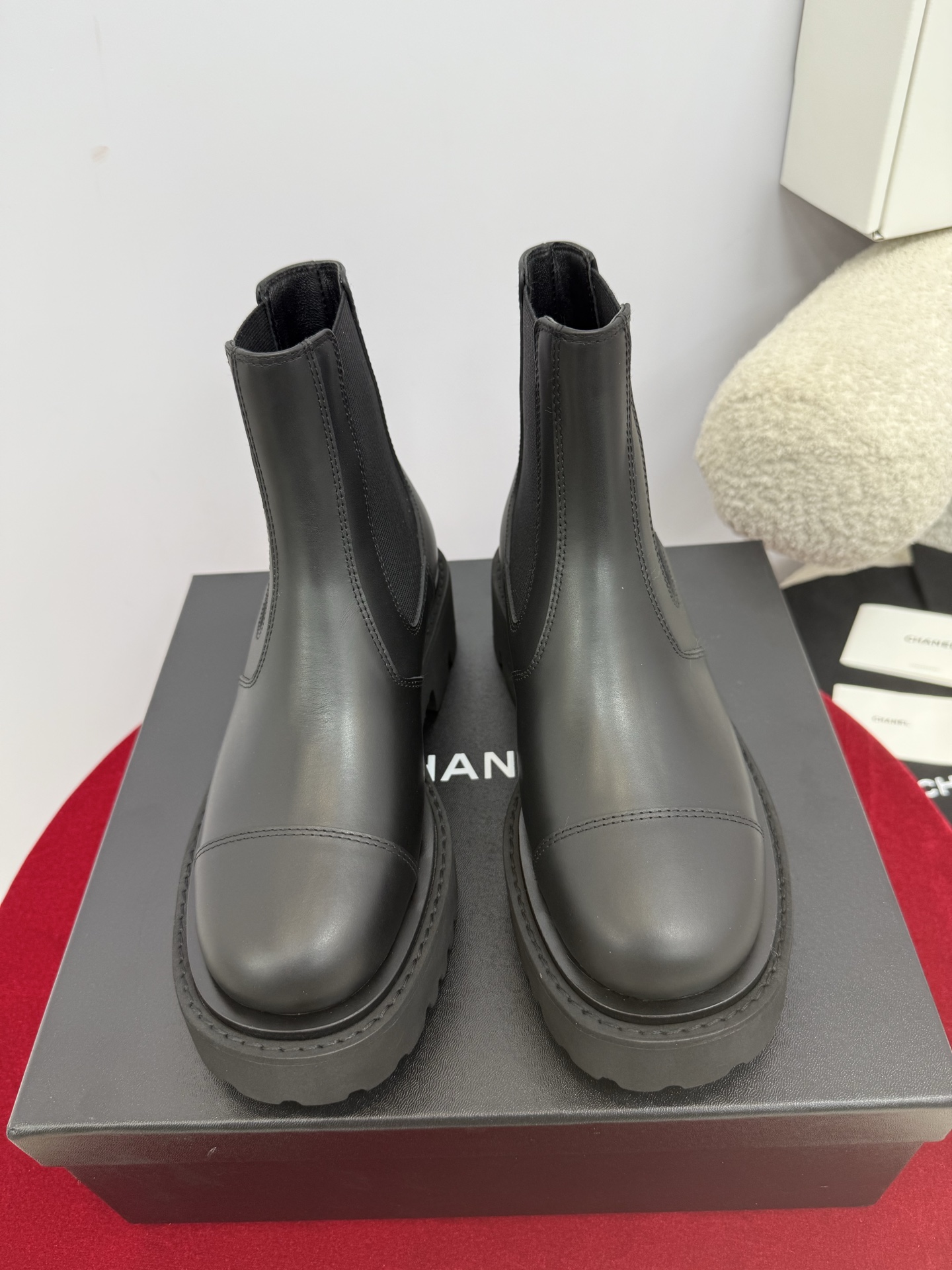 NO:446672,Top quality chanel 26a new arrival~ Xiaoxiang 2025 autumn and winter Chelsea short boots new product, simple shoe body, round toe design!  Three-dimensional and full, cute, foamed sole material, light feet, a certain thickness of the sole, full height increase effect, super slimming on the feet, instantly longer legs~ Upper selection imported beaded calfskin, original sole, one to one TPU foam sole + genuine leather edge strip size 35-40 (40 custom made without return), boots, chanel, boots, cowhide19860909顶级品质 chanel 26a new arrival～ 小香2025秋冬切尔西短靴新品 鞋身简约,圆头设计！立体饱满 可爱 鞋底发泡材质 脚感轻盈,鞋底有一定厚度, 增高效果满分上脚超级的显瘦～秒变长腿～ 鞋面甄选进口开边珠小牛皮 鞋底原版一比一TPU发泡底+真皮沿条 size 35-40（40订做不退换）,靴子,chanel,boots,cowhide,Women's Shoes