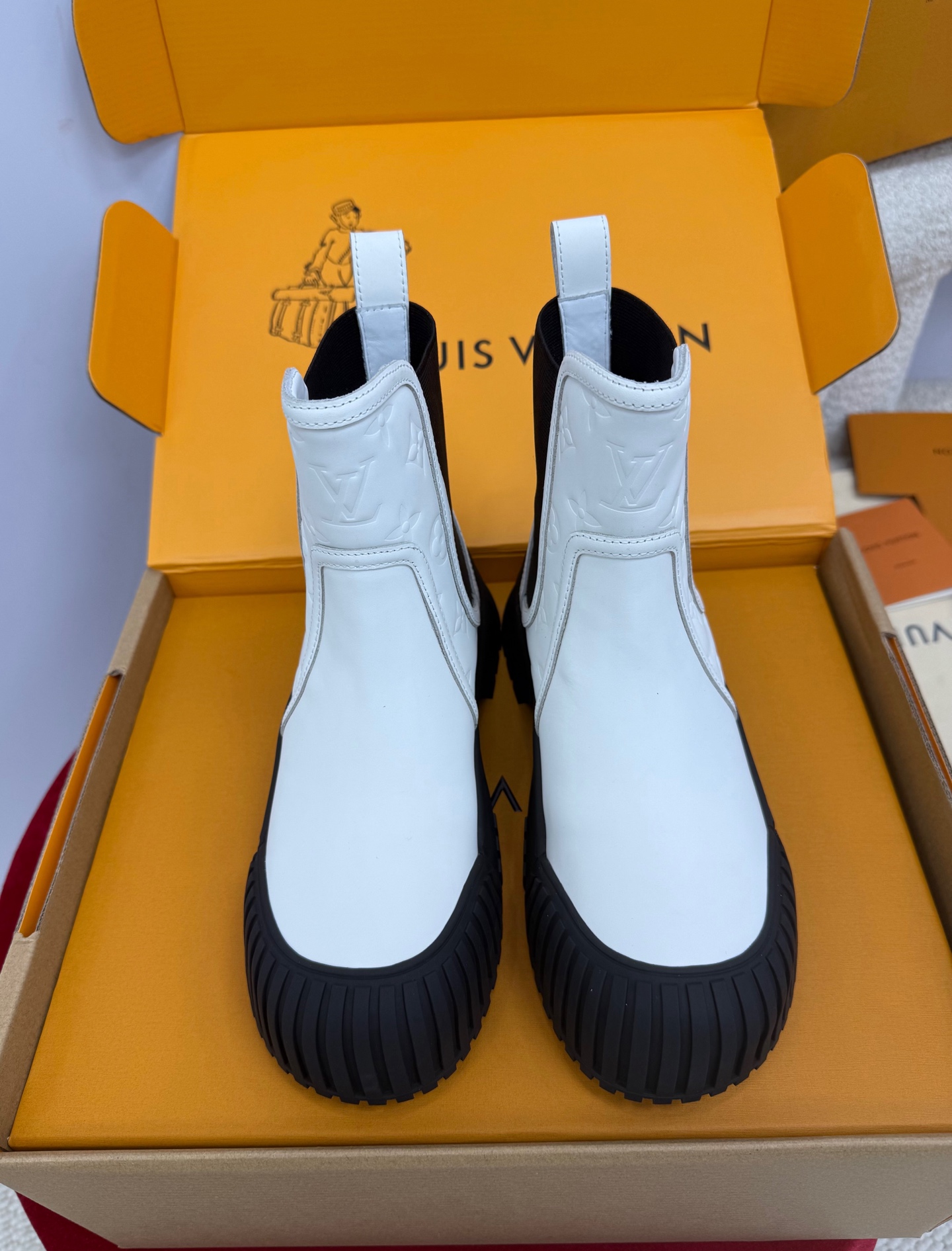 NO:446687,Top quality lv Classic shell bottom Chelsea short boots 2025 new model. The original last shoe shape is cool and has a bit of playful and cute. It is very good to match and feel good. The legs look long and thin on the feet~ The height-enhancing effect is also very good. The fashionable essence is essential for autumn and winter outfits!  Upper cowhide/yangjing material, inner sheepskin size35-41 (41 custom made without return), boots, louis vuitton, boots, cowhide, sheepskin, sheep19860909顶级品质 lv 经典贝壳底切尔西短靴2025新款 原版楦型鞋型酷酷的样子中带点俏皮可爱 很好搭配,脚感好 上脚超显腿长瘦细～ 增高效果也很不错时髦精秋冬穿搭必备单品！ 鞋面牛皮/羊京材质,内里羊皮 size35-41（41订做不退换）,靴子,louis vuitton,boots,cowhide,sheepskin,sheep,Women's Shoes