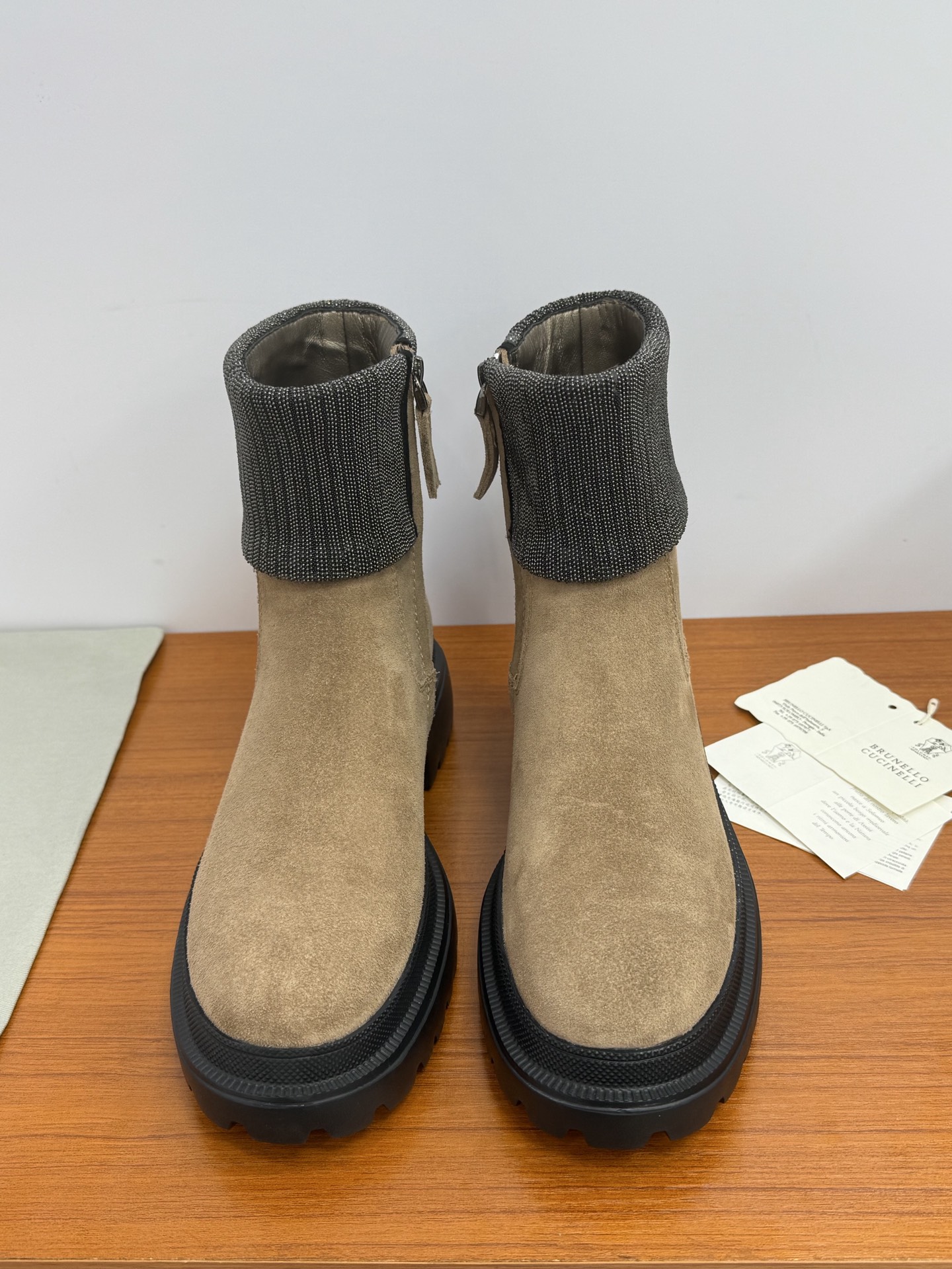 NO:494539,Top quality brunellocucinelli fw25 new arrival ~ BC Autumn and winter new Chelsea boots｜Martin boots Boots with beaded chain decoration Classic elements Show brand recognition Side zipper design is easy to put on and take off, and the calf feels particularly soft and comfortable. The old Qian style boots are soft tones, which are very suitable for autumn and winter outfits!  It looks very beautiful on the feet. Simple, high-end and low-key. Classic and versatile single product - MATERIAL Material - A-grade high merceration + special material. Customized soft pearlescent sheepskin footbed. High-density elastic latex/high-elastic latex insole. Customized hardware. No bubbles. No fading color chain beads. Original sole. Ultra-light foaming Tpu sole. Size35-42 (40 41 42. Customized for non-returning and exchange), boots, brunello cucinelli, boots, sheepskin.19860909顶级品质 brunellocucinelli fw25 new arrival～ BC 秋冬新款切尔西短靴｜马丁靴 靴筒镶珠链条装饰 经典元素 彰显品牌辨识度侧拉链设计穿脱方便,小腿触感特别的柔软舒适 老钱风靴子色调大地柔和 非常的适合秋冬穿搭！上脚特别的好看 简约高级又低调～经典百搭单品 - MATERIAL 材质 - 鞋面A级高丝光+特殊材料 里衬定制柔软珠光羊皮 垫脚羊皮高密度弹力乳胶/高弹力乳胶鞋垫 五金定制无气泡 不掉色链条珠饰 鞋底原版开模超轻发泡Tpu大底 Size35-42（40 41 42订做不退换）,靴子,brunello cucinelli,boots,sheepskin,Women's Shoes