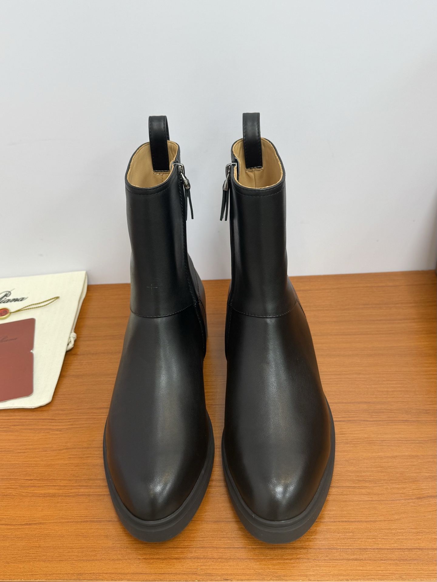 NO:494488,Top quality loro piano ss25 new arrival~ Lp.Nuoyouya autumn and winter new women's short boots This calfskin material nude boots are soft and comfortable in leather texture, and the side zipper design!  The tail leather ring + brand logo hardware buckle embellishment, the high-end feeling instantly fills the classic items that are simple, elegant, easy to wear and versatile!  - MATERIAL Material - Upper calf leather sheep material Lined A-grade cowhide inner lining Sole sole original mold opening looks rubber sole special for inner lining Size: 35-42 (35 41 42 custom made without return), boots, loro piana, loro piana, boots, cowhide, sheep19860909顶级品质 loro piana ss25 new arrival～ Lp.诺悠雅秋冬新品女士短靴 这款小牛皮材质裸靴,皮质质感柔软舒适,侧拉链设计！尾部皮圈+品牌logo五金扣点缀,高级感瞬间拉满简约大方好穿又百搭的经典单品！ - MATERIAL 材质 - 鞋面小牛皮 羊猄材质 里衬A级牛皮内里 鞋底底原版开模像胶大底 内里家专用红牛里 Size: 35-42 (35 41 42订做不退换）,靴子,loro piana,loro piana,boots,cowhide,sheep,Women's Shoes