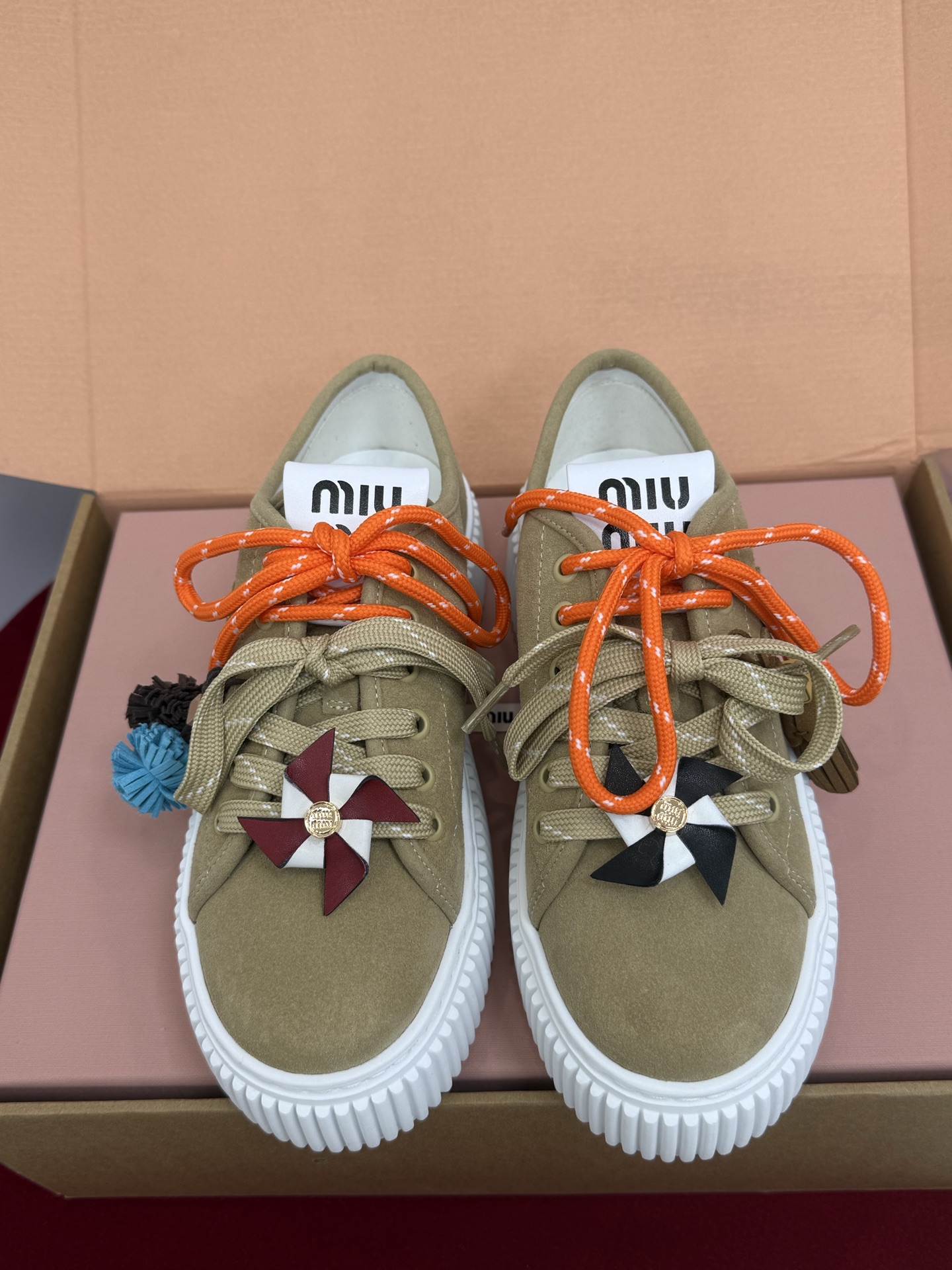 NO:494512,Top quality miumiu fw25 new arrival ~ ||Fall and winter new thick-soled sneakers, good-looking + comfortable + appearance + height increase + lightweight Super light foam thick sole, height increase and slimming ~ The gossip of a small beauty The feet look better than the real one ~ fashionable, easy to wear, easy to match, full-size size 35-41 (41 custom made, no return or exchange), casual shoes/sports, miumiu, sneakers19860909顶级品质 miumiu fw25 new arrival～ ||秋冬新品厚底运动鞋 好看+舒适+颜值+增高+轻盈 超轻发泡厚底,增高又显瘦～小个子美女福音 上脚比实物更好看～时髦 好穿 好搭 脚感满分 size 35-41（41订做不退换）,休闲鞋/运动鞋,miumiu,sneakers,Women's Shoes