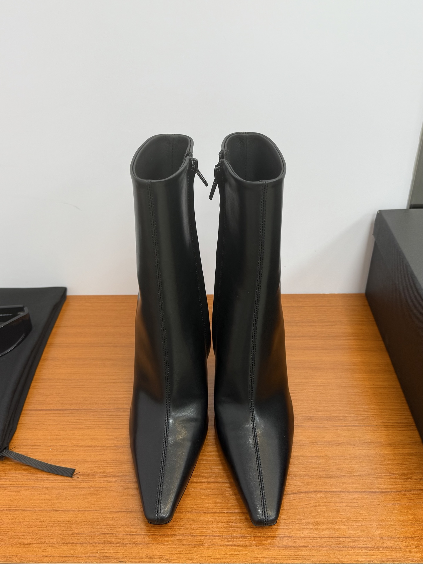 NO:460277,Top quality Saint Laurent fw25 new arrival~ YSL Saint Laurent 2025 autumn and winter new side-pull high-heeled nude boots The whole shoe is very simple and elegant ~ the small round toe is more exquisite and fashionable. You can see that the sides of our boots are designed according to the curve of the human leg shape. The feet are very delicate and beautiful, and they are not picky about people. The lengthening legs are suitable for various occasions. A must-have item for autumn and winter outfits!  - MATERIAL material - Upper imported beef patent leather lining sheepskin sole Italian leather outsole Heel height: 7.0cm Size35-40 (40 custom made without return or exchange), boots, saint laurent, saint laurent, saint laurent, saint laurent, boots, sheepskin, Leather soles19860909顶级品质 Saint Laurent fw25 new arrival～ YSL圣罗兰2025秋冬新款侧拉高跟裸靴 整个鞋非常的简约大气～小圆头更加的精致时髦可以看到我们靴子侧面是按照人体腿型设计出来的弧度～上脚非常秀气好看不挑人～拉长腿型～适合各种场合搭配～秋冬穿搭必备单品！ - MATERIAL材质 - 鞋面进口牛漆皮 里衬羊皮 鞋底意大利真皮大底 Heel height:7.0cm Size35-40（40订做不退换）,靴子,saint laurent,saint laurent,saint laurent,boots,sheepskin,Leather soles,Women's Shoes