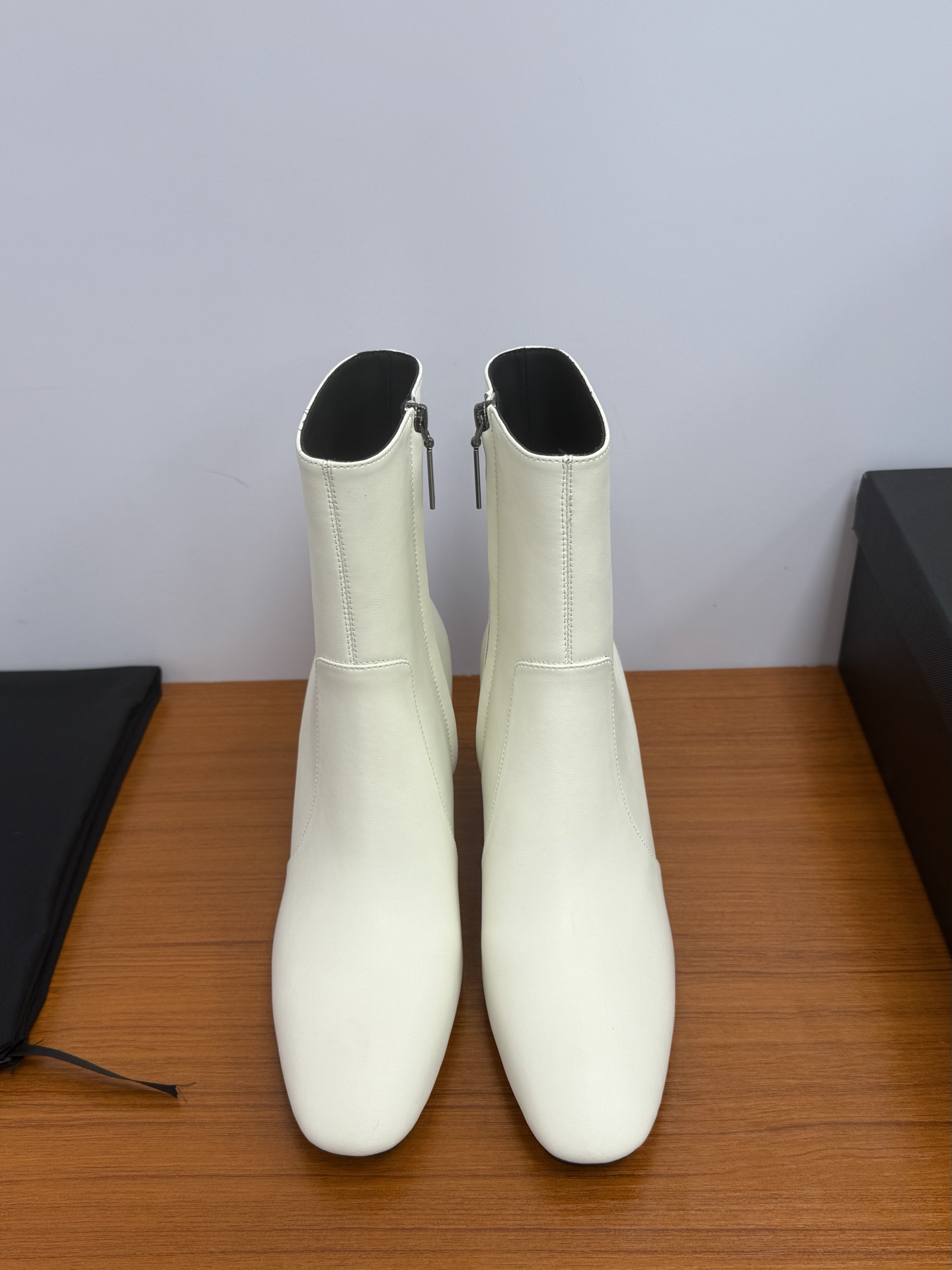 NO:460289,Top quality Saint Laurent fw25 new arrival~ YSL Saint Laurent 2025 autumn and winter new style/short high-heeled nude boots The whole shoe is very simple and elegant ~ the small square toe is more exquisite and fashionable. You can see that the side of our boots is designed according to the shape of the human leg. The feet are very delicate and beautiful, not picky. The lengthening legs are suitable for various occasions. The essential items in autumn and winter are absolutely unique - MATERIAL material - imported calfskin upper lining sheepskin sole Italian leather sole Heel height: 7.0cm Size35-40 (40 custom made without return or exchange), boots, saint laurent, saint laurent, saint laurent, saint laurent, boots, cowhide, sheepskin, Leather soles19860909顶级品质 Saint Laurent fw25 new arrival～ YSL圣罗兰2025秋冬新款/短款高跟裸靴 整个鞋非常的简约大气～小方头更加的精致时髦可以看到我们靴子侧面是按照人体腿型设计出来的弧度～上脚非常秀气好看不挑人～拉长腿型～适合各种场合搭配～秋冬必备单品绝绝子啊 - MATERIAL材质 - 鞋面进口小牛皮 里衬羊皮 鞋底意大利真皮大底 Heel height:7.0cm Size35-40（40订做不退换）,靴子,saint laurent,saint laurent,saint laurent,boots,cowhide,sheepskin,Leather soles,Women's Shoes