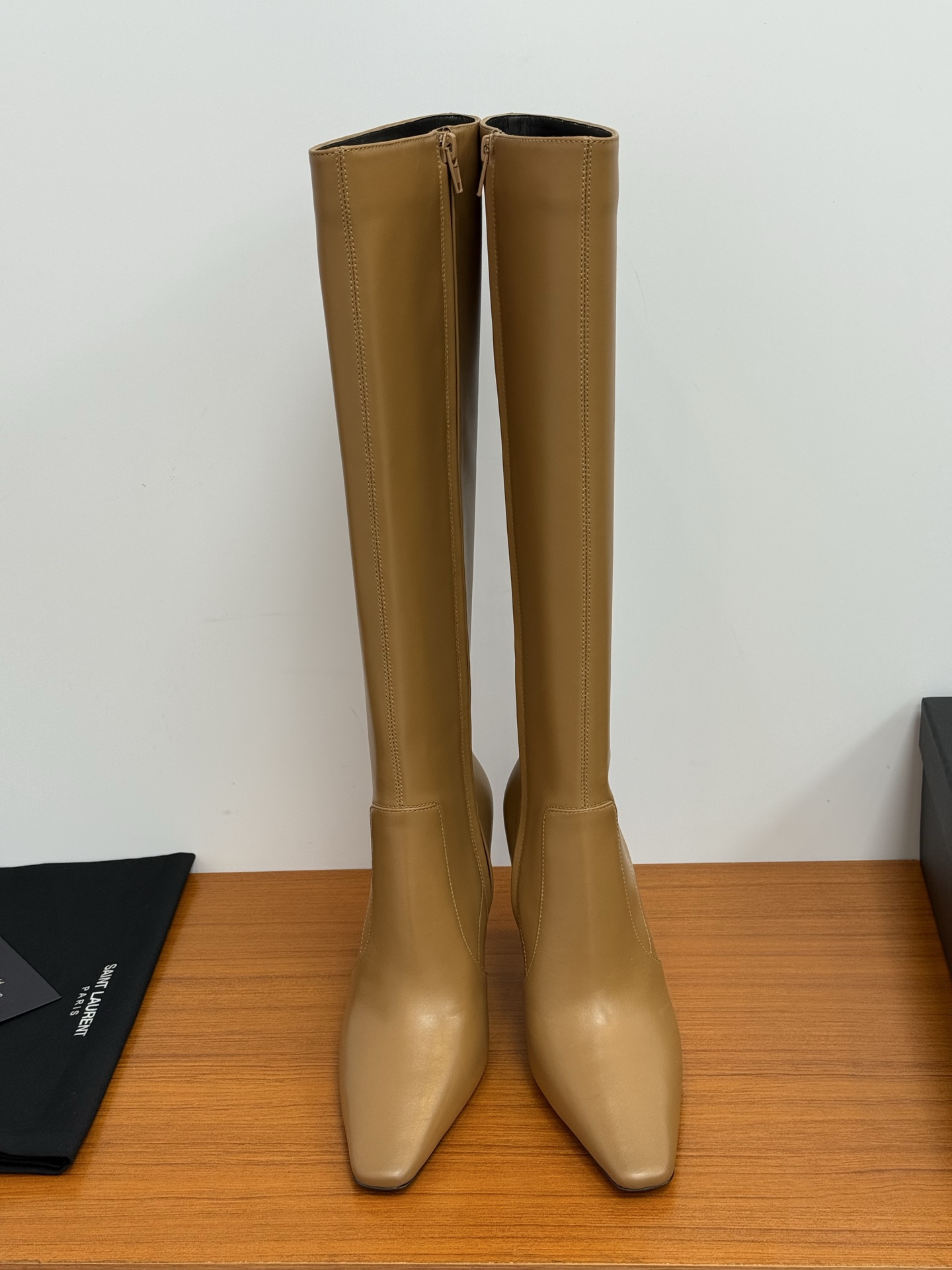 NO:460243,Top quality Saint Laurent fw25 new arrival~ YSL Saint Laurent 2025 autumn and winter new style/side pull-up high heel boots The whole shoe is very simple and elegant ~ the small square toe is more exquisite and fashionable. You can see that the side of our boots is designed according to the shape of the human leg. The feet are very delicate and beautiful, not picky. The lengthening legs are suitable for various occasions. The essential items in autumn and winter are absolutely unique - MATERIAL material - imported calfskin with upper lining sheepskin folded edge + cowhide sole Italian leather sole Heel height: 9.5cm Size35-41 (40 41 custom made without return or exchange), boots, saint laurent, saint laurent, saint  laurent, boots, cowhide, sheepskin, Leather soles19860909顶级精品 Saint Laurent fw25 new arrival～ YSL圣罗兰2025秋冬新款/侧拉高跟长靴 整个鞋非常的简约大气～小方头更加的精致时髦可以看到我们靴子侧面是按照人体腿型设计出来的弧度～上脚非常秀气好看不挑人～拉长腿型～适合各种场合搭配～秋冬必备单品绝绝子啊 - MATERIAL材质 - 鞋面进口小牛皮 里衬羊皮折边+牛皮 鞋底意大利真皮大底 Heel height:9.5cm Size35-41（40 41订做不退换）,靴子,saint laurent,saint laurent,saint laurent,boots,cowhide,sheepskin,Leather soles,Women's Shoes