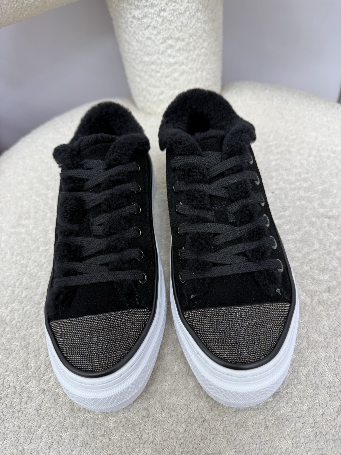 Brunello Cucinelli chaussures en shearling, velours à poil long brillant, décoration de chaîne de perles BC, laine chaude à l'intérieur et à l'extérieur, indispensable pour l'hiver