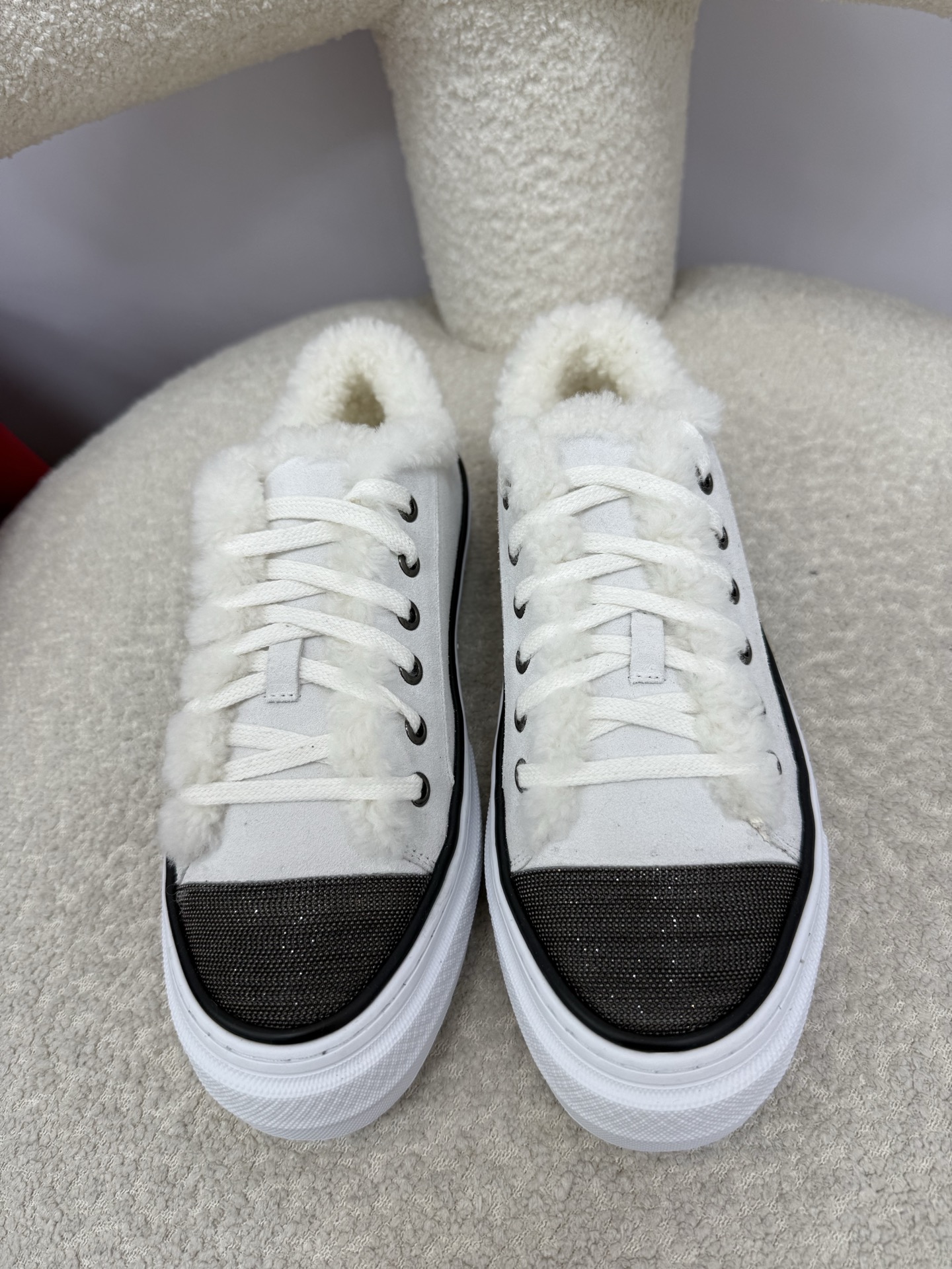 Brunello Cucinelli chaussures en shearling, velours à poil haut brillant, décoration chaîne perles BC, laine intérieure et extérieure pour la chaleur, indispensable pour l'hiver