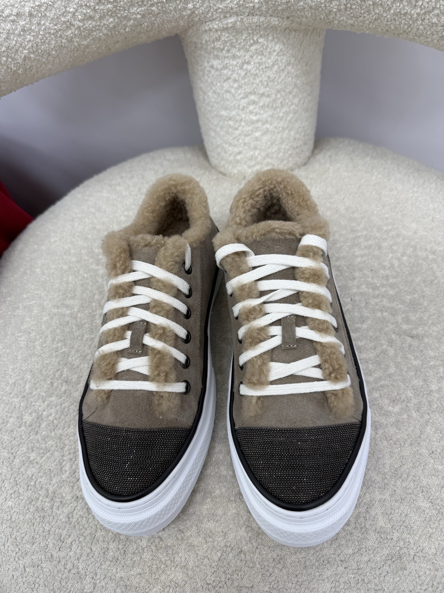 NO:460318,Top quality brunellocucinelli fw25 new arrival ~ BC new women's lace-up shoes for autumn and winter | fur shoes High mercerized suede leather + toe BC's unique bead chain adorned with a unique and unique styling design!  The furry wool footbed outside and inside is very comfortable to wear ~ It is a must-have tool for winter outfits!  This fur shoes are very comfortable and fashionable, good-looking, easy to wear, easy to match size 35-41, casual shoes/sports shoes, brunello cucinelli, sneakers19860909顶级品质 brunellocucinelli fw25 new arrival～ BC 秋冬新款女士系带板鞋｜毛毛鞋 高丝光绒面皮革+鞋头bc独有的珠链饰以独特 别致造型设计！毛茸茸的羊毛外边及内里垫脚 穿上很舒服～保暖性极佳冬季穿搭必备神器！ 这款毛鞋非常的舒适与时尚 好看 好穿 好搭 size 35-41,休闲鞋/运动鞋,brunello cucinelli,sneakers,Women's Shoes