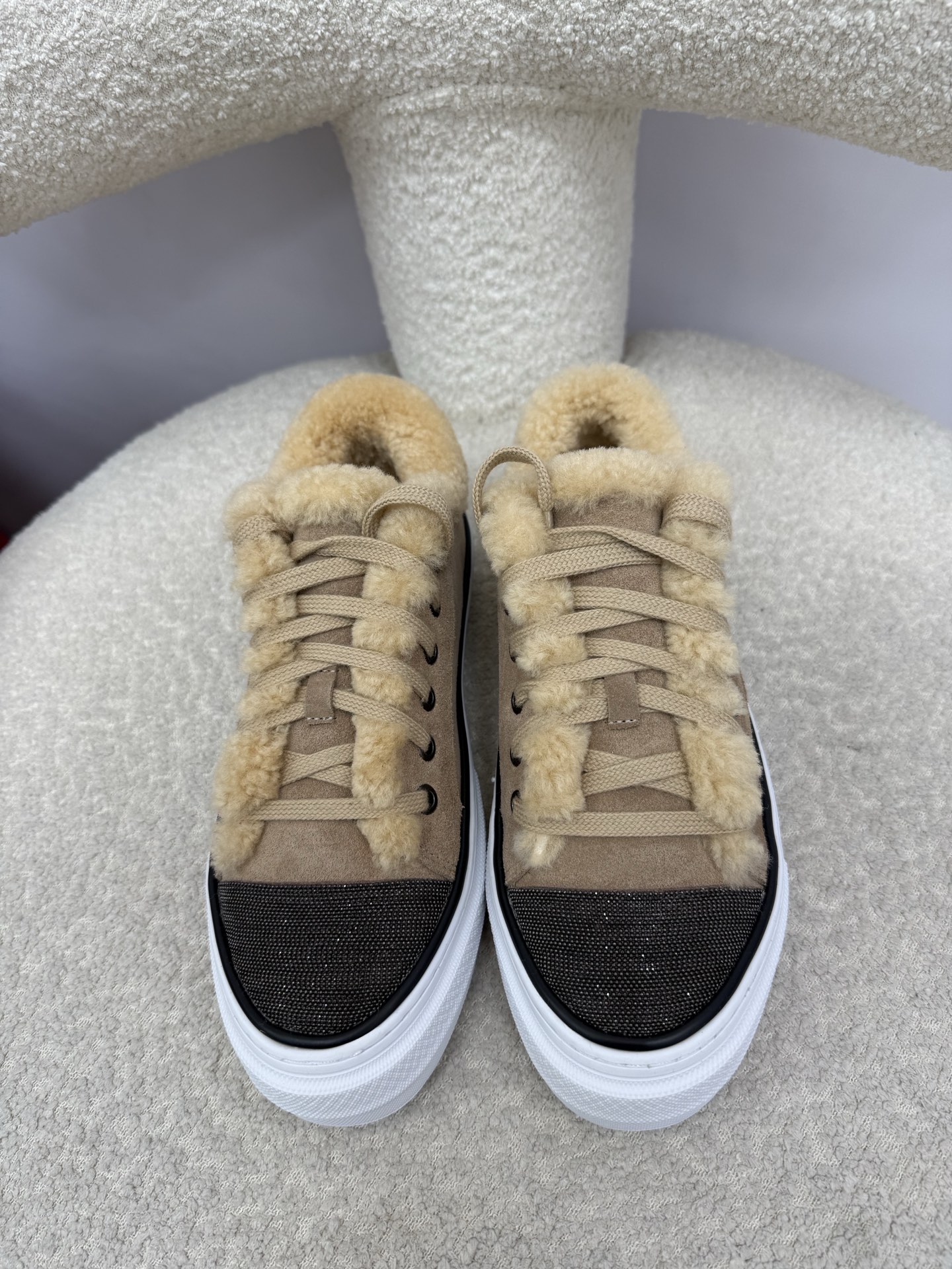 Brunello Cucinelli chaussures en shearling, velours côtelé haute brillance, décoration chaîne perles BC, laine intérieure et extérieure pour la chaleur, indispensable pour l'hiver