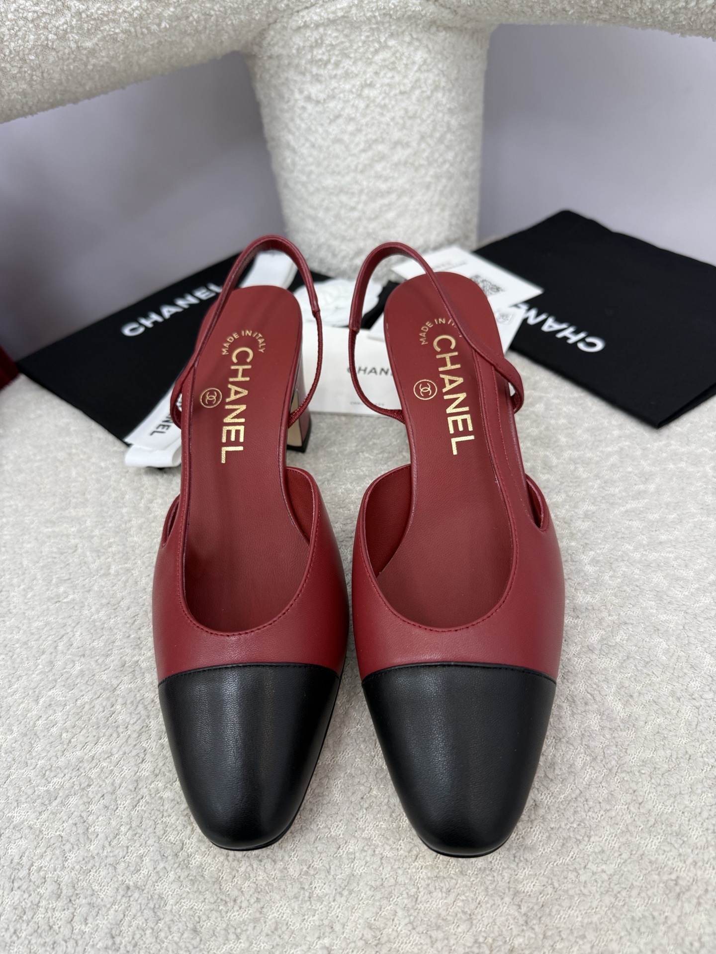 NO:460228,Top quality, equipped with airplane box, chanel, classic ballet shoes | 25A upgraded version, Xiaoxiang's latest upgrade version has been modified and optimized from material to details and last lines. The 25th version has a more beautiful and elegant feeling, slimming and modifying the foot shape, making it easier to wear and fit the feet, and the comfort is invincible~ super good-looking~ high-end and elegant temperament. A classic item that is always timeless when commuting and shopping!  The upper is made of selected A-grade Yangjing material, inner A-grade sheepskin, sole imported from Italy, genuine leather outsole, heel height 2.0cm thick heel size 34 35 36 37 38 39 40 41 42 43 (34.40.41.42.43 customized, no return or replacement), sandals, chanel, sandals, sheepskin, sheep, Leather soles19860909顶级品质 配飞机盒 chanel 经典芭蕾舞鞋｜25A升级版本 小香最新升级版本从材质到细节以及楦型线条都己经调改与优化,25版线条感更加的优美秀气 显瘦修饰脚型,更加的好穿贴脚,舒适度更是无敌了～上脚超级好看～高级又不失优雅气质 通勤逛街日常随心混搭,永不过时的经典单品！ 鞋面采用甄选A级羊京材质 内里A级羊皮 鞋底意大利进口真皮大底 跟高2.0cm粗跟 size 34 35 36 37 38 39 40 41 42 43（34.40.41.42.43定做不退不换）,凉鞋,chanel,sandals,sheepskin,sheep,Leather soles,Women's Shoes