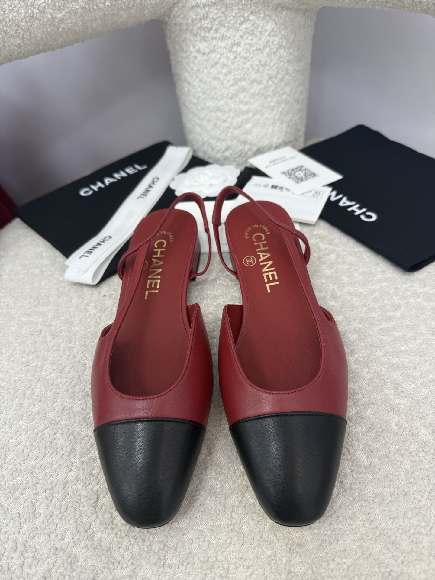 NO:460234,Top quality, equipped with airplane box, chanel, classic ballet shoes | 25A upgraded version, Xiaoxiang's latest upgrade version has been modified and optimized from material to details and last lines. The 25th version has a more beautiful and elegant feeling, slimming and modifying the foot shape, making it easier to wear and fit the feet, and the comfort is invincible~ super good-looking~ high-end and elegant temperament. A classic item that is always timeless when commuting and shopping!  The upper is made of selected A-grade Yangjing material, inner A-grade sheepskin, sole imported from Italy, genuine leather outsole, heel height 1.0cm thick heel flat sole size 34 35 36 37 38 39 40 41 42 43 (34.40.41.42.43 customized, no return or replacement), sandals, chanel, sandals, sheepskin, sheep, Leather soles19860909顶级品质 配飞机盒 chanel 经典芭蕾舞鞋｜25A升级版本 小香最新升级版本从材质到细节以及楦型线条都己经调改与优化,25版线条感更加的优美秀气 显瘦修饰脚型,更加的好穿贴脚,舒适度更是无敌了～上脚超级好看～高级又不失优雅气质 通勤逛街日常随心混搭,永不过时的经典单品！ 鞋面采用甄选A级羊京材质 内里A级羊皮 鞋底意大利进口真皮大底 跟高1.0cm粗跟平底 size 34 35 36 37 38 39 40 41 42 43（34.40.41.42.43定做不退不换）,凉鞋,chanel,sandals,sheepskin,sheep,Leather soles,Women's Shoes