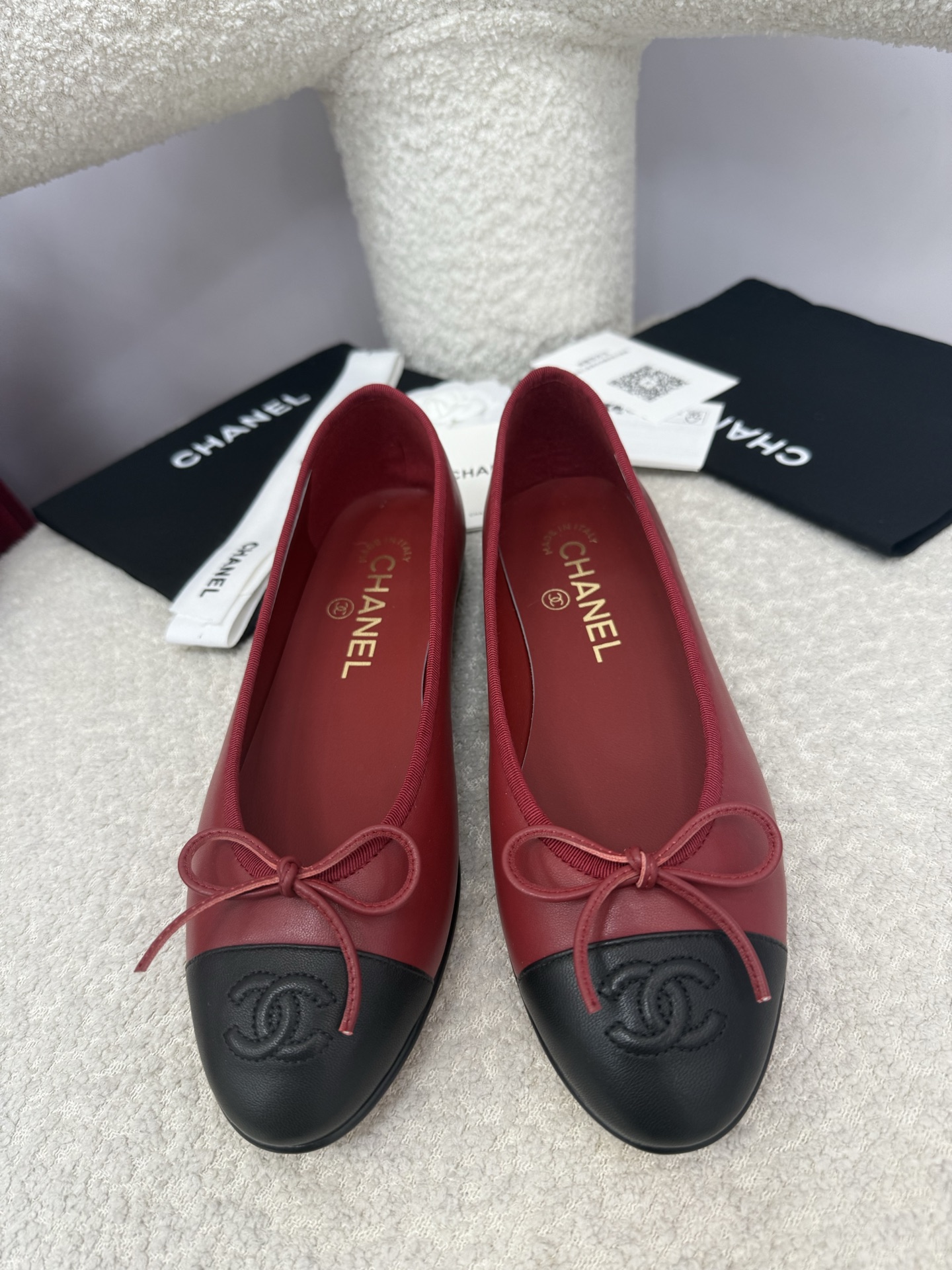 NO:460240,Top quality, equipped with airplane box, chanel, classic ballet shoes | 25A upgraded version, Xiaoxiang's latest upgrade version has been modified and optimized from material to details and last lines. The 25th version has a more beautiful and elegant feeling, slimming and modifying the foot shape, making it easier to wear and fit the feet, and the comfort is invincible~ super good-looking~ high-end and elegant temperament. A classic item that is always timeless when commuting and shopping!  The upper is made of selected A-grade Yangjing material, inner A-grade sheepskin, sole imported from Italy, genuine leather outsole, heel height 1.0cm thick heel, flat sole size 34 35 36 37 38 39 40 41 42 43 (34.40.41.42.43 customized, no return or replacement), sandals, chanel, sandals, sheepskin, sheep, Leather soles19860909顶级品质 配飞机盒 chanel 经典芭蕾舞鞋｜25A升级版本 小香最新升级版本从材质到细节以及楦型线条都己经调改与优化,25版线条感更加的优美秀气 显瘦修饰脚型,更加的好穿贴脚,舒适度更是无敌了～上脚超级好看～高级又不失优雅气质 通勤逛街日常随心混搭,永不过时的经典单品！ 鞋面采用甄选A级羊京材质 内里A级羊皮 鞋底意大利进口真皮大底 跟高1.0cm粗跟 平底 size 34 35 36 37 38 39 40 41 42 43（34.40.41.42.43定做不退不换）,凉鞋,chanel,sandals,sheepskin,sheep,Leather soles,Women's Shoes