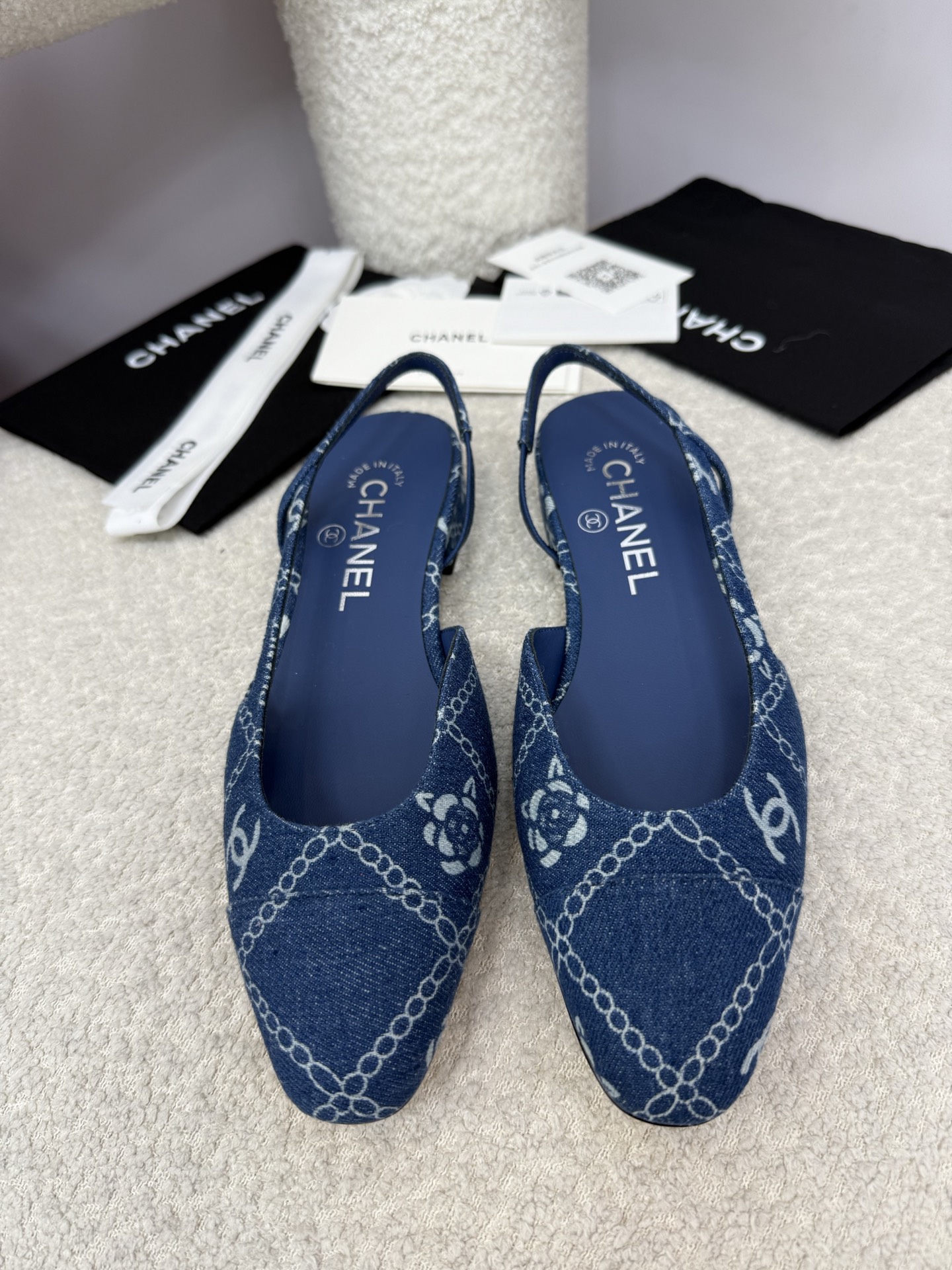 NO:460267,Top quality chanel Classic ballet shoes | 25A upgraded version The latest upgraded version of Xiaoxiang has been modified and optimized from the material to details and last lines. The 25th version has a more beautiful and elegant feeling. It looks slim and shaped the foot shape, making it easier to wear and fit the feet, and the comfort is invincible~ It looks super good on the feet~ it is high-end and elegant yet elegant. It is a classic item that is always timeless when commuting and shopping!  Customized upper denim + printing process, inner A-grade sheepskin, sole imported from Italy, genuine leather outsole, heel height 2.0cm thick heel size 34 35 36 37 38 39 40 41 42 43 (34.40.41.42.43 Customized, no return or replacement), sandals, chanel, sandals, sheepskin, Leather soles19860909顶级品质 chanel 经典芭蕾舞鞋｜25A升级版本 小香最新升级版本从材质到细节以及楦型线条都己经调改与优化,25版线条感更加的优美秀气 显瘦修饰脚型,更加的好穿贴脚,舒适度更是无敌了～上脚超级好看～高级又不失优雅气质 通勤逛街日常随心混搭,永不过时的经典单品！ 鞋面定制牛仔布+印花工艺 内里A级羊皮 鞋底意大利进口真皮大底 跟高2.0cm粗跟 size 34 35 36 37 38 39 40 41 42 43（34.40.41.42.43定做不退不换）,凉鞋,chanel,sandals,sheepskin,Leather soles,Women's Shoes