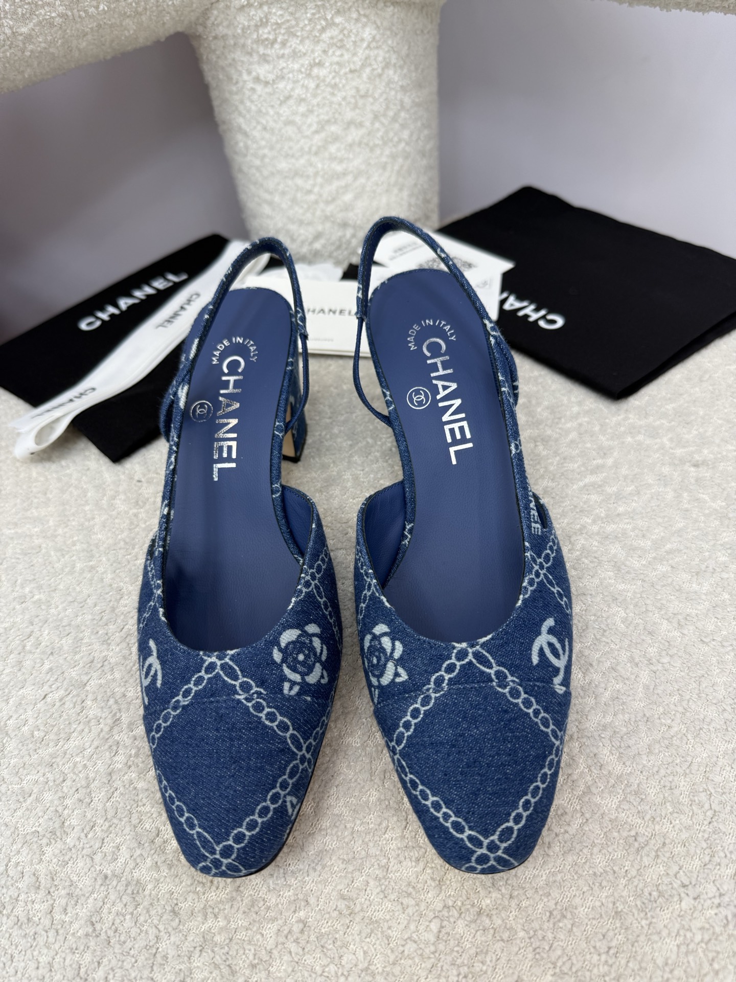 NO:460261,Top quality chanel Classic ballet shoes | 25A upgraded version The latest upgraded version of Xiaoxiang has been modified and optimized from the material to details and last lines. The 25th version has a more beautiful and elegant feeling. It looks slim and shaped the foot shape, making it easier to wear and fit the feet, and the comfort is invincible~ It looks super good on the feet~ it is high-end and elegant yet elegant. It is a classic item that is always timeless when commuting and shopping!  Customized denim + printing technology, inner A-grade sheepskin, sole imported from Italy, heel height 6.5cm thick heel size 34 35 36 37 38 39 40 41 42 43 (34.40.41.42.43 Customized, no return or replacement), sandals, chanel, sandals, sheepskin, Leather soles19860909顶级品质 chanel 经典芭蕾舞鞋｜25A升级版本 小香最新升级版本从材质到细节以及楦型线条都己经调改与优化,25版线条感更加的优美秀气 显瘦修饰脚型,更加的好穿贴脚,舒适度更是无敌了～上脚超级好看～高级又不失优雅气质 通勤逛街日常随心混搭,永不过时的经典单品！ 鞋面定制牛仔布+印花工艺 内里A级羊皮 鞋底意大利进口真皮大底 跟高6.5cm粗跟 size 34 35 36 37 38 39 40 41 42 43（34.40.41.42.43定做不退不换）,凉鞋,chanel,sandals,sheepskin,Leather soles,Women's Shoes