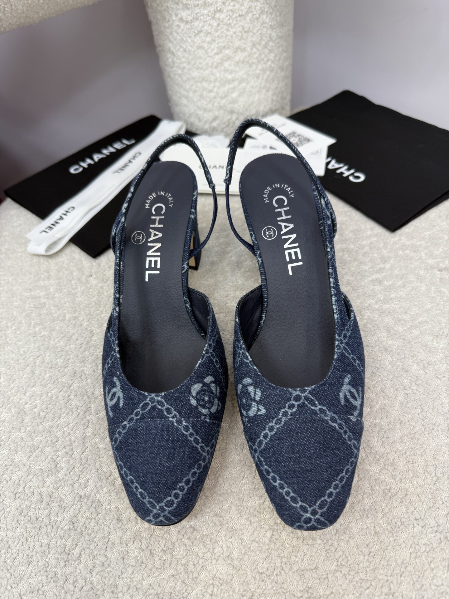 NO:460250,Top quality chanel Classic ballet shoes | 25A upgraded version The latest upgraded version of Xiaoxiang has been modified and optimized from the material to details and last lines. The 25th version has a more beautiful and elegant feeling. It looks slim and shaped the foot shape, making it easier to wear and fit the feet, and the comfort is invincible~ It looks super good on the feet~ it is high-end and elegant yet elegant. It is a classic item that is always timeless when commuting and shopping!  Customized denim + printing technology, inner A-grade sheepskin, sole imported from Italy, heel height 6.5cm thick heel size 34 35 36 37 38 39 40 41 42 43 (34.40.41.42.43 Customized, no return or replacement), sandals, chanel, sandals, sheepskin, Leather soles19860909顶级品质 chanel 经典芭蕾舞鞋｜25A升级版本 小香最新升级版本从材质到细节以及楦型线条都己经调改与优化,25版线条感更加的优美秀气 显瘦修饰脚型,更加的好穿贴脚,舒适度更是无敌了～上脚超级好看～高级又不失优雅气质 通勤逛街日常随心混搭,永不过时的经典单品！ 鞋面定制牛仔布+印花工艺 内里A级羊皮 鞋底意大利进口真皮大底 跟高6.5cm粗跟 size 34 35 36 37 38 39 40 41 42 43（34.40.41.42.43定做不退不换）,凉鞋,chanel,sandals,sheepskin,Leather soles,Women's Shoes