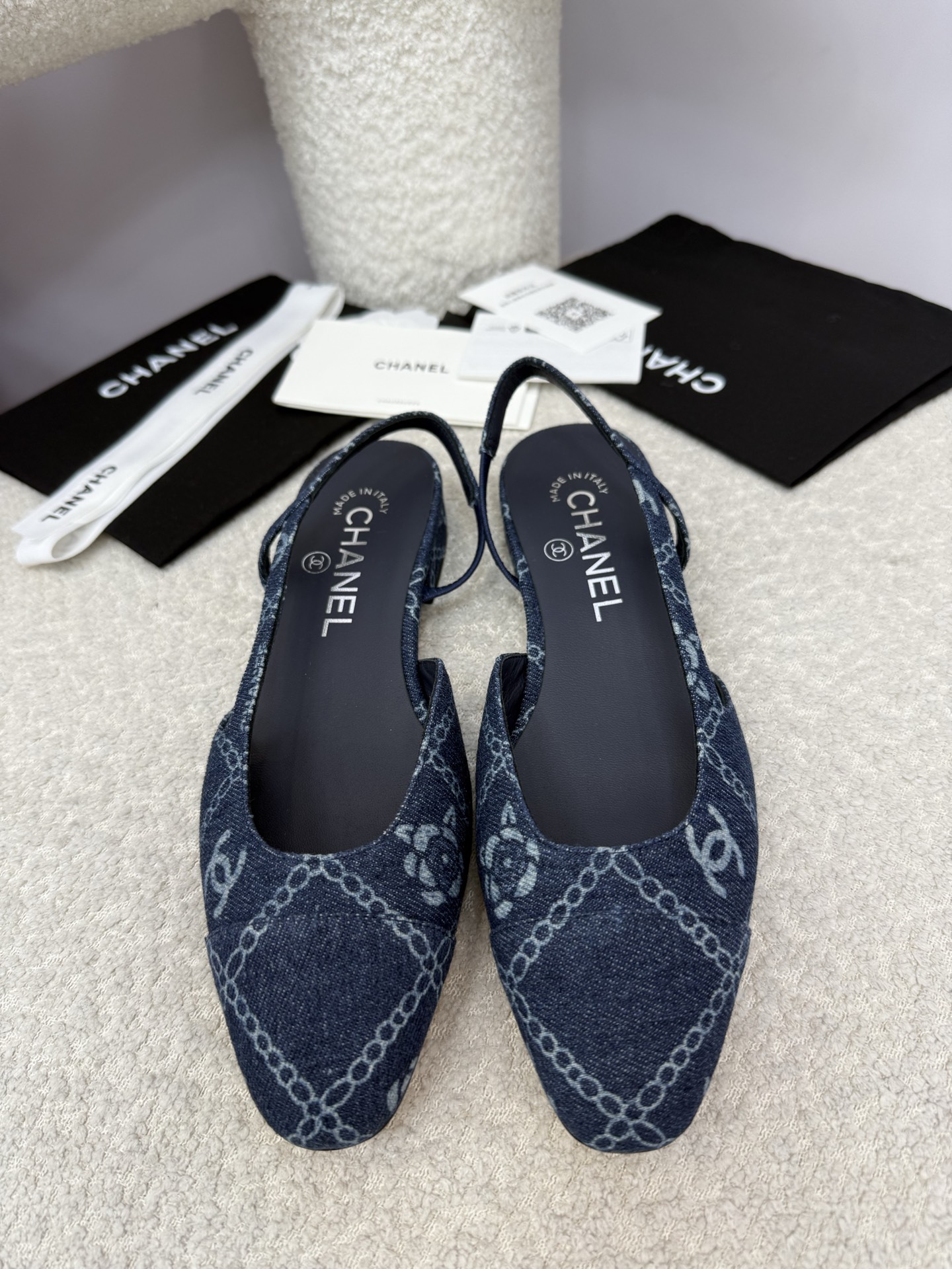 NO:460255,Top quality chanel Classic ballet shoes | 25A upgraded version The latest upgraded version of Xiaoxiang has been modified and optimized from the material to details and last lines. The 25th version has a more beautiful and elegant feeling. It looks slim and shaped the foot shape, making it easier to wear and fit the feet, and the comfort is invincible~ It looks super good on the feet~ it is high-end and elegant yet elegant. It is a classic item that is always timeless when commuting and shopping!  Customized upper denim + printing process, inner A-grade sheepskin, sole imported from Italy, genuine leather outsole, heel height 2.0cm thick heel size 34 35 36 37 38 39 40 41 42 43 (34.40.41.42.43 Customized, no return or replacement), sandals, chanel, sandals, sheepskin, Leather soles19860909顶级品质 chanel 经典芭蕾舞鞋｜25A升级版本 小香最新升级版本从材质到细节以及楦型线条都己经调改与优化,25版线条感更加的优美秀气 显瘦修饰脚型,更加的好穿贴脚,舒适度更是无敌了～上脚超级好看～高级又不失优雅气质 通勤逛街日常随心混搭,永不过时的经典单品！ 鞋面定制牛仔布+印花工艺 内里A级羊皮 鞋底意大利进口真皮大底 跟高2.0cm粗跟 size 34 35 36 37 38 39 40 41 42 43（34.40.41.42.43定做不退不换）,凉鞋,chanel,sandals,sheepskin,Leather soles,Women's Shoes